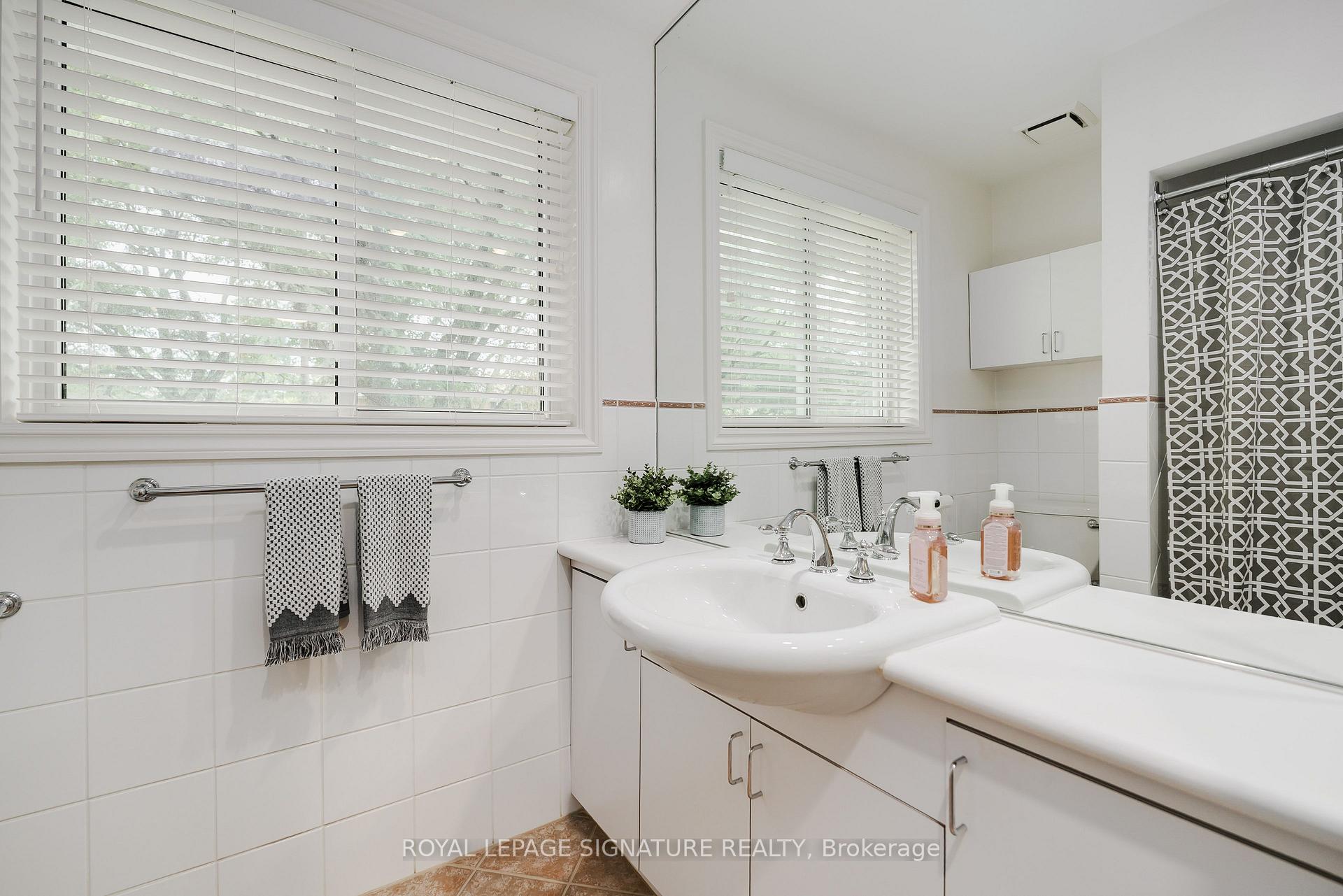 Photo 16 of 11 Bellbury Crescent, North York, Don Valley Village — HOMEH