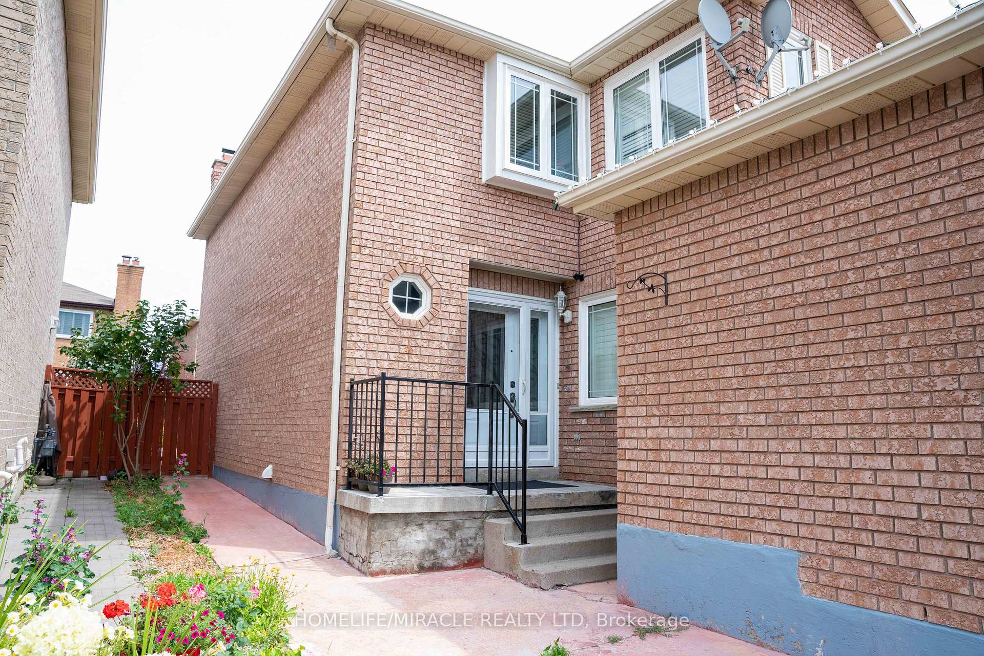 Photo 2 of 52 Creditstone Road, Brampton, Fletcher's Creek South — HOMEH