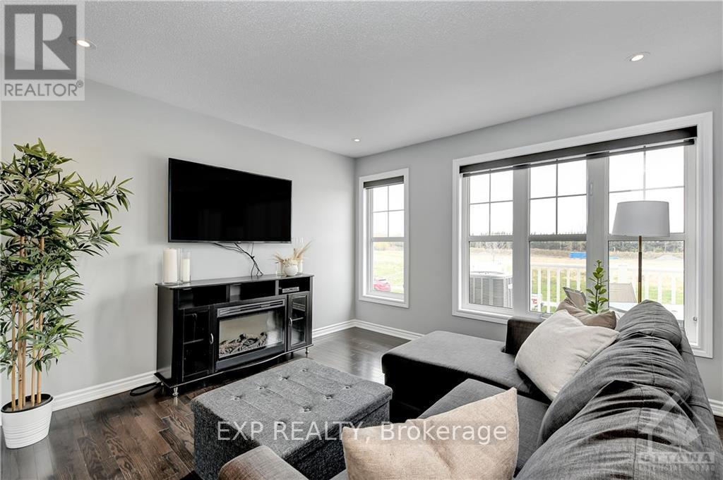 Photo 4 of 181 Par-La-Ville Circle, Ottawa, Stittsville (North) — HOMEH