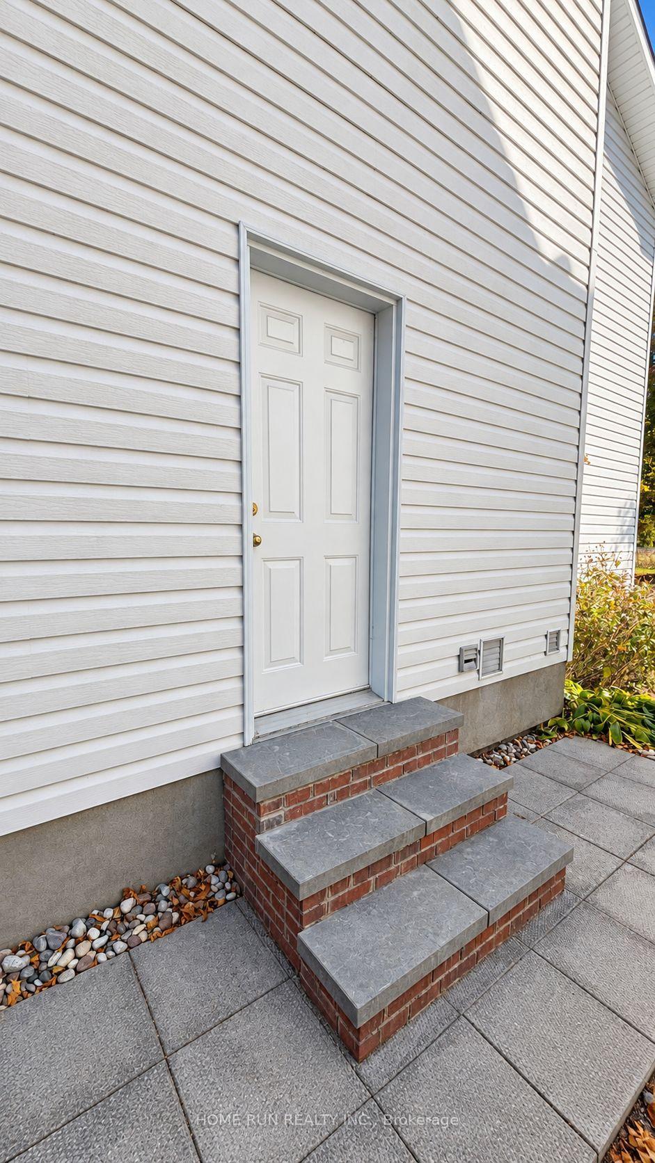 Photo 3 of 124 Ridgefield Crescent, Ottawa, Arbeatha Park — HOMEH