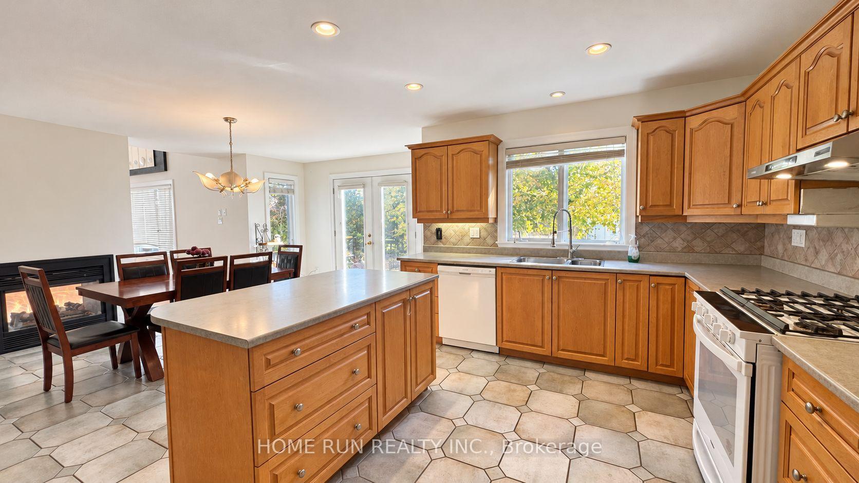 Photo 4 of 124 Ridgefield Crescent, Ottawa, Arbeatha Park — HOMEH