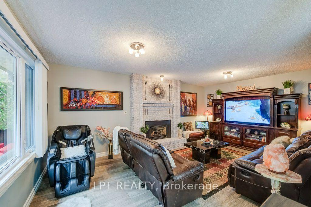 Photo 15 of 28 Bridlewood Drive E, Guelph, Kortright Hills — HOMEH