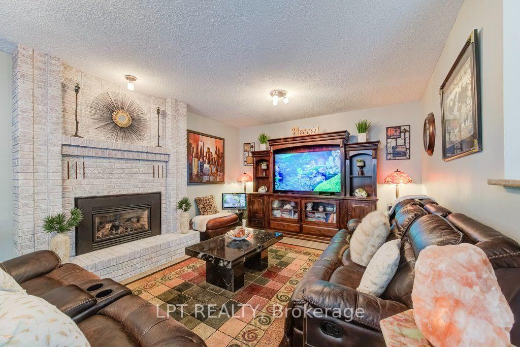Photo 16 of 28 Bridlewood Drive E, Guelph, Kortright Hills — HOMEH