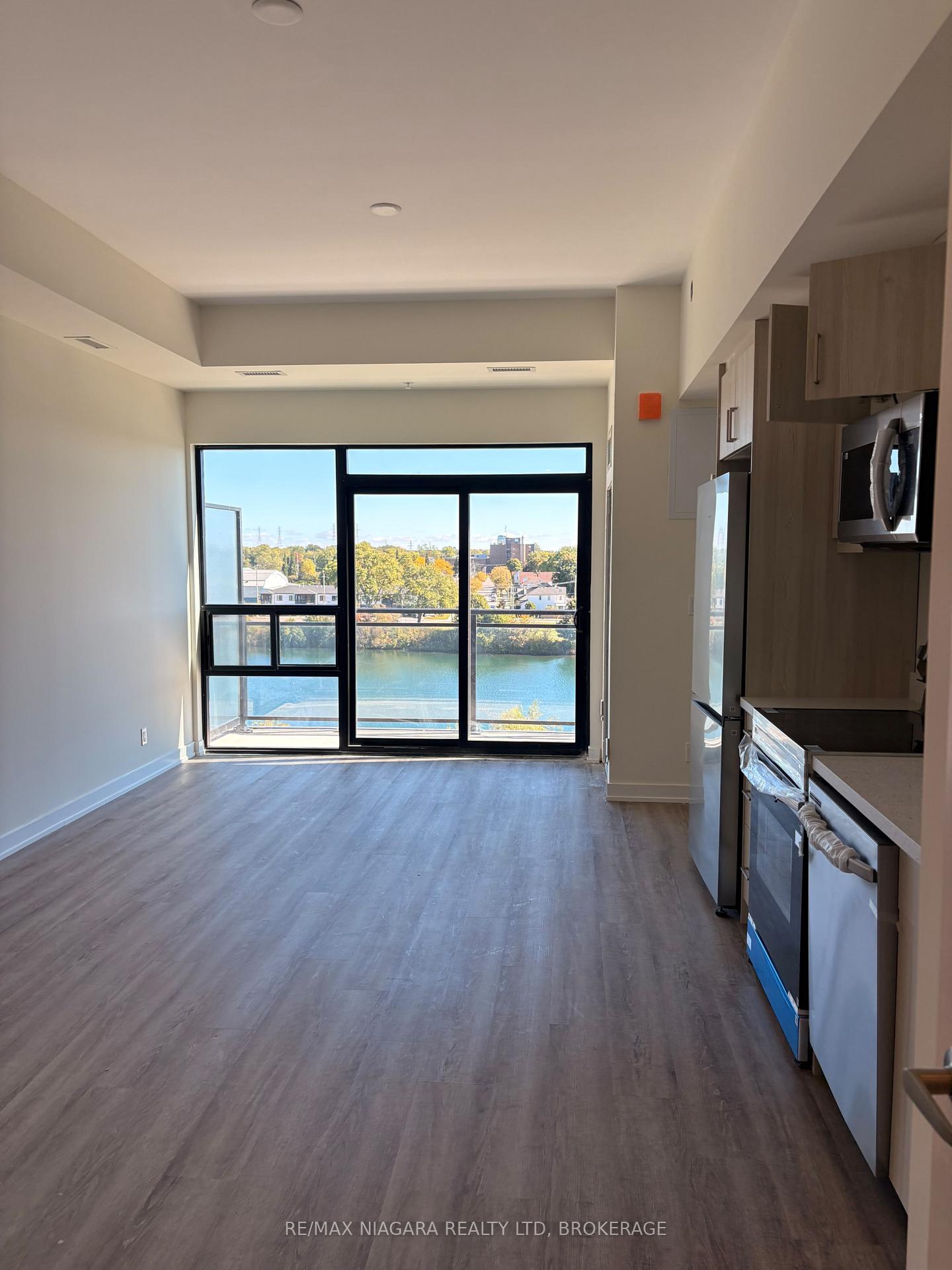 Photo 1 of 350 Prince Charles Drive S, Welland, Broadway — HOMEH