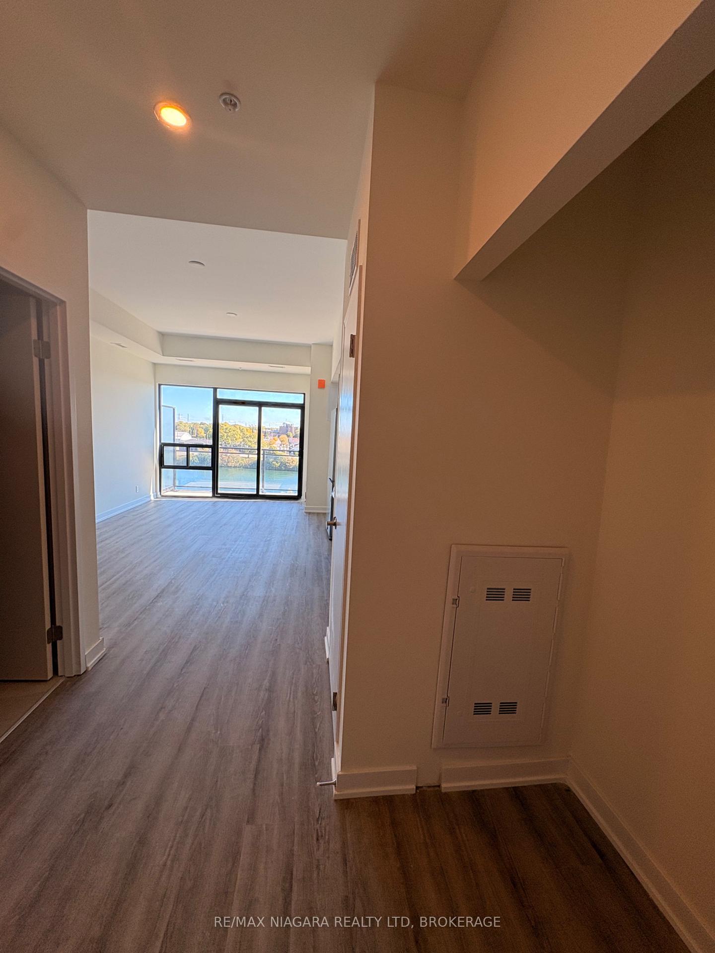 Photo 5 of 350 Prince Charles Drive S, Welland, Broadway — HOMEH