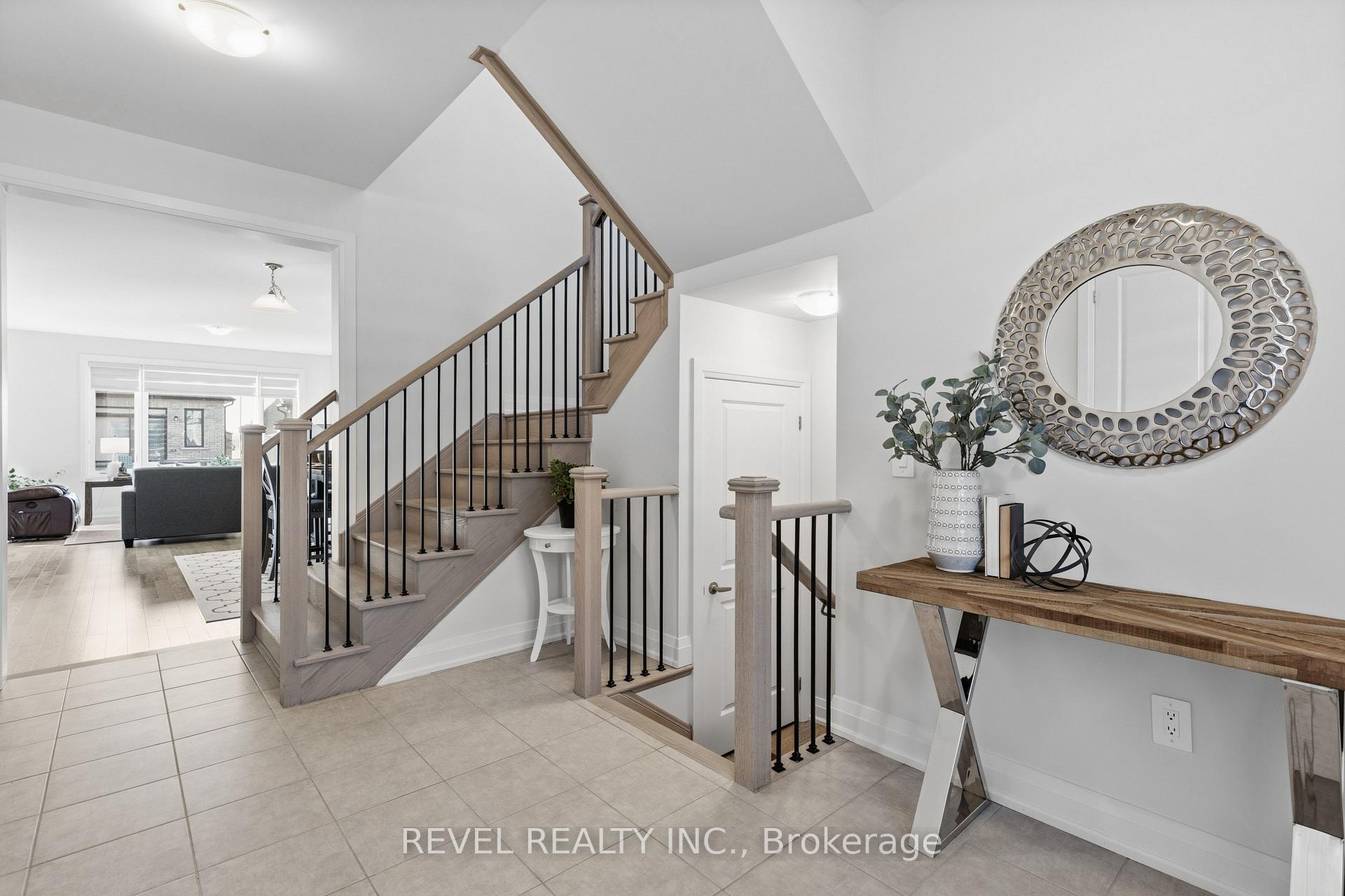 Photo 3 of 13 Corley Street, Kawartha Lakes, Lindsay — HOMEH