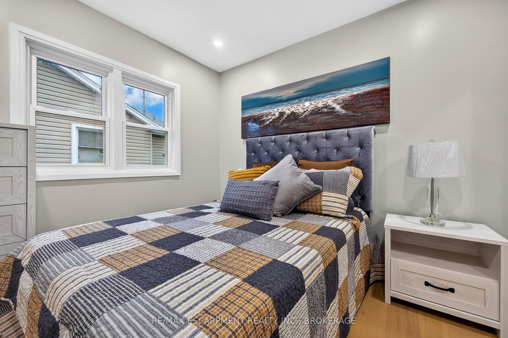 Photo 21 of 5662 Morden Drive, Niagara Falls, Cherrywood — HOMEH