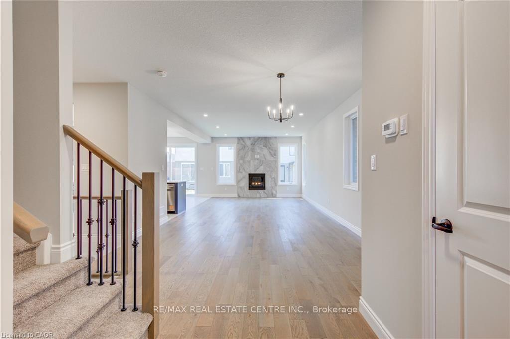 Photo 4 of 1761 Finley Crescent, London, North I — HOMEH