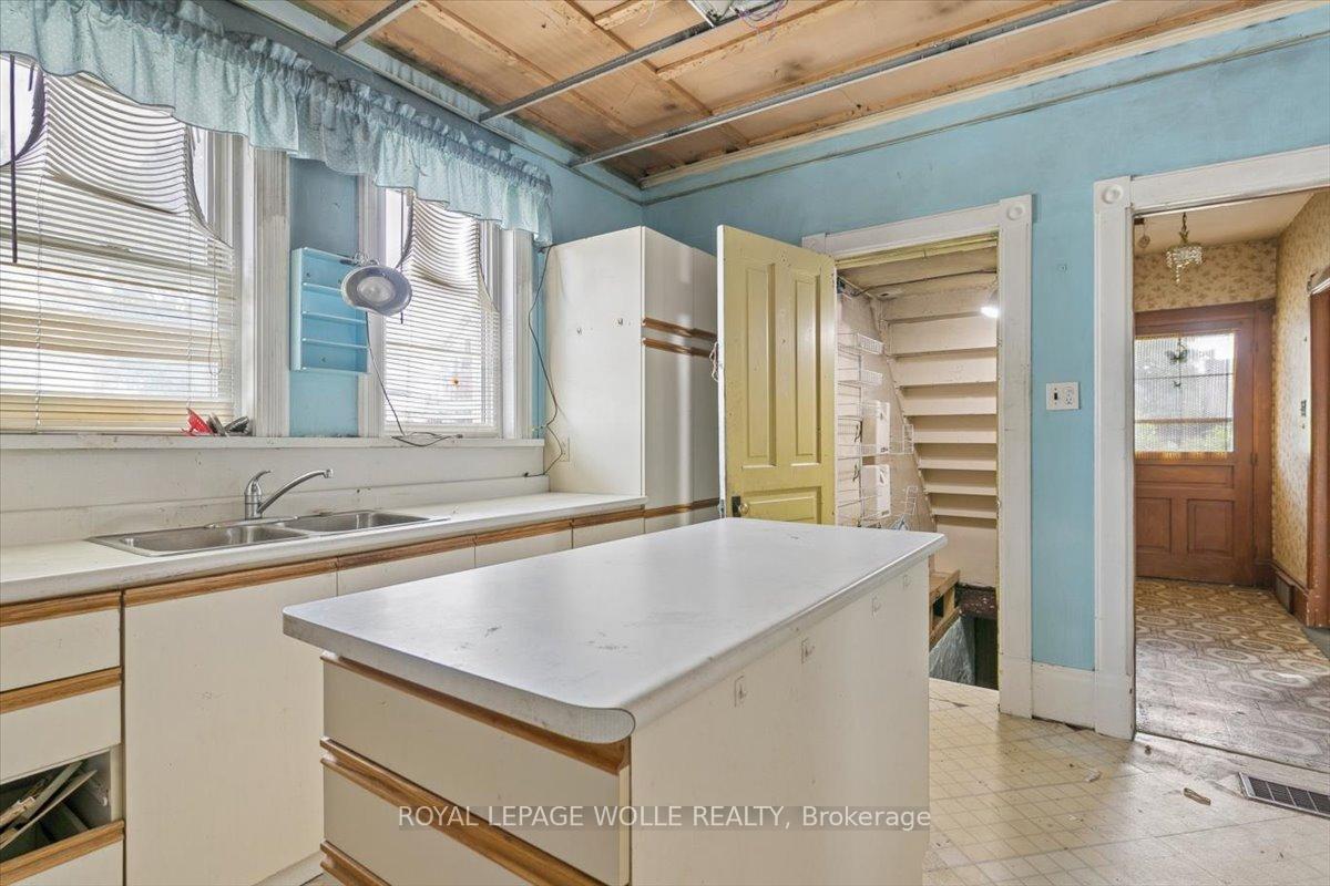 Photo 7 of 427 Duke Street W, Kitchener, Mount Hope Huron Park — HOMEH