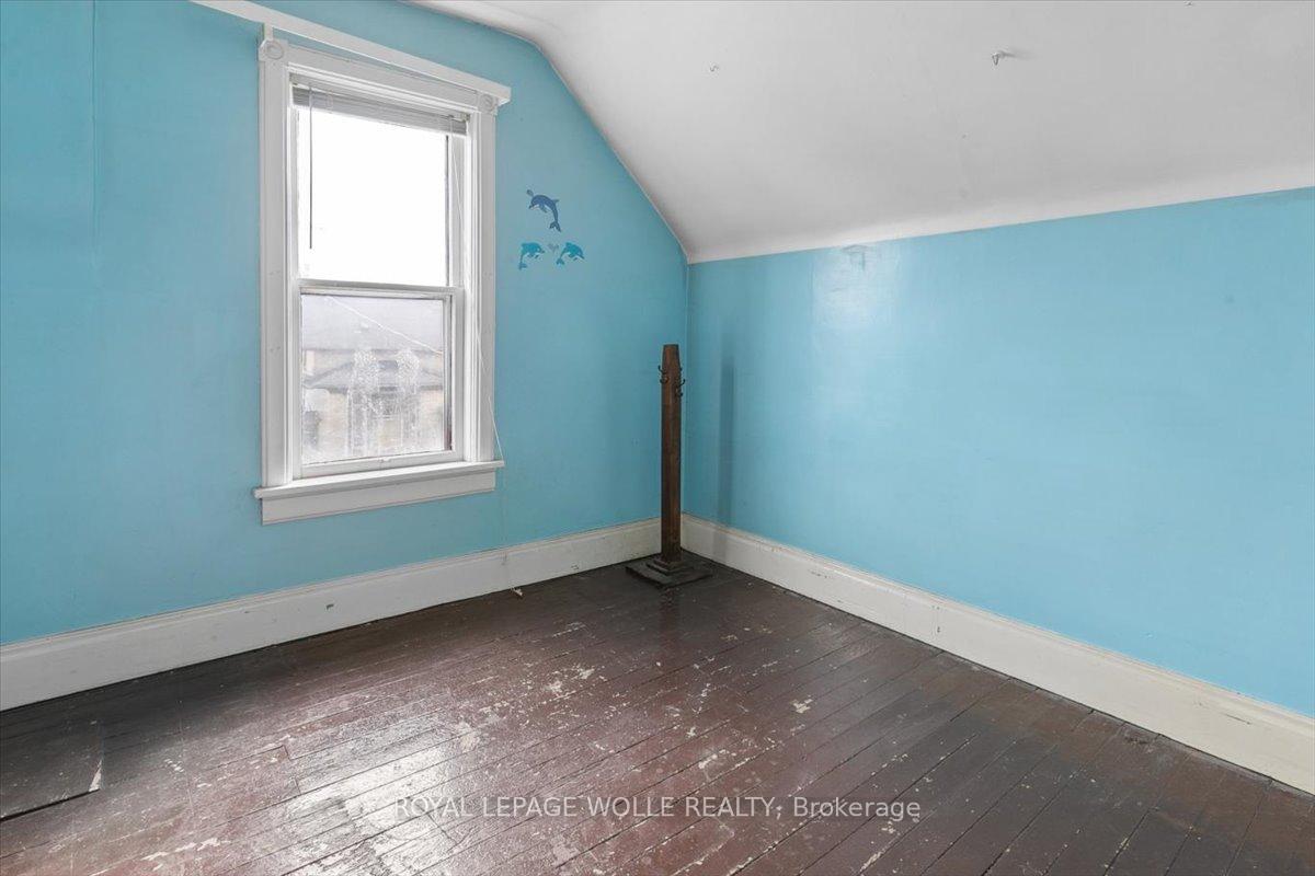 Photo 16 of 427 Duke Street W, Kitchener, Mount Hope Huron Park — HOMEH