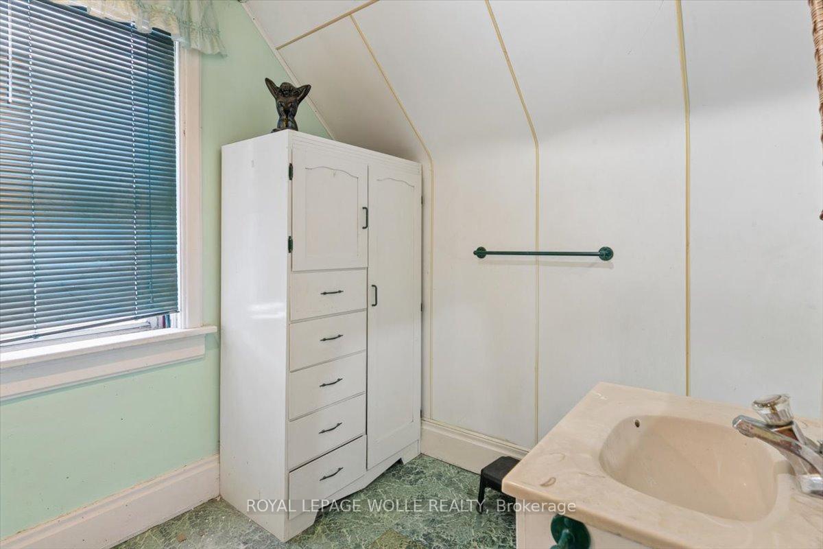 Photo 19 of 427 Duke Street W, Kitchener, Mount Hope Huron Park — HOMEH