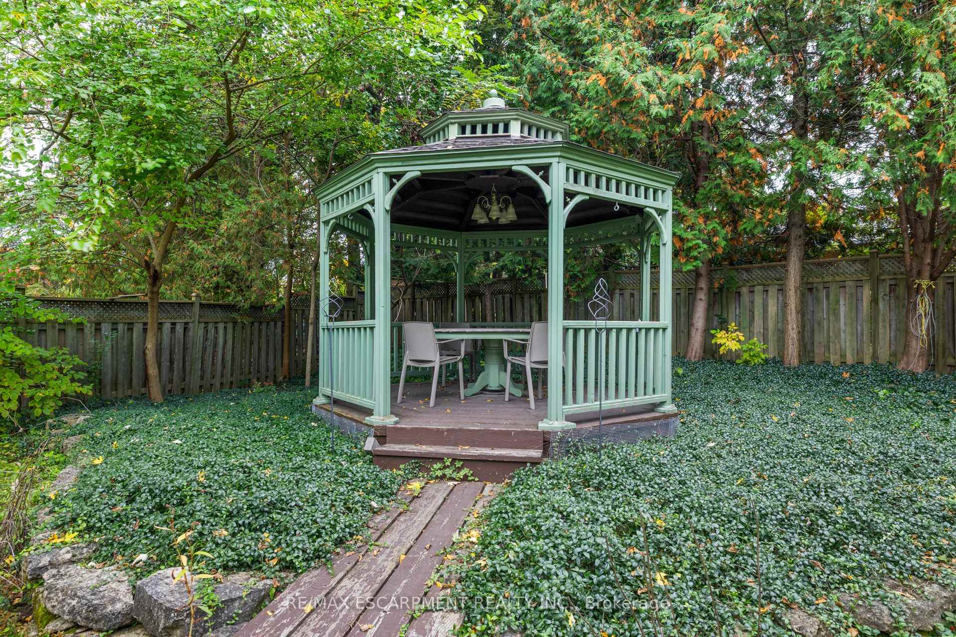 Photo 4 of 99 Runnymede Crescent, London, North J — HOMEH