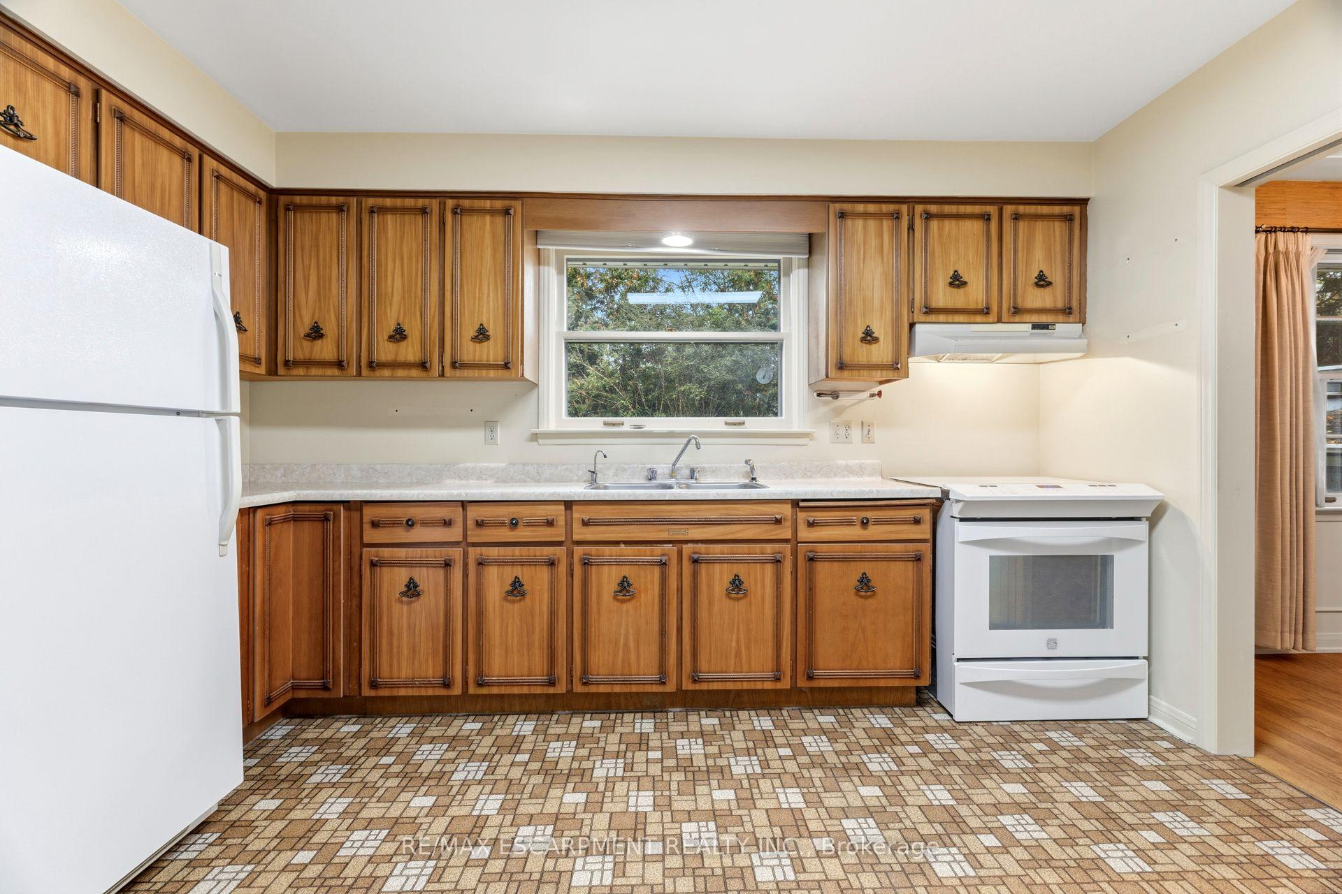 Photo 12 of 99 Runnymede Crescent, London, North J — HOMEH