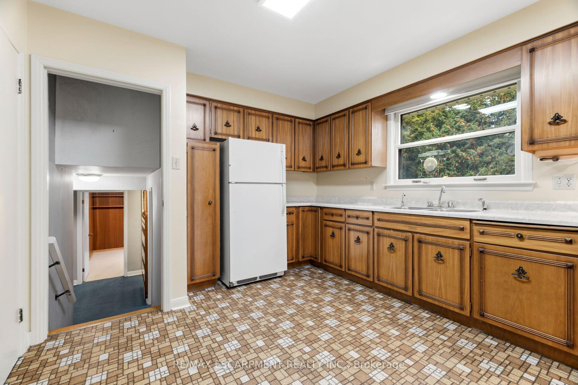 Photo 13 of 99 Runnymede Crescent, London, North J — HOMEH