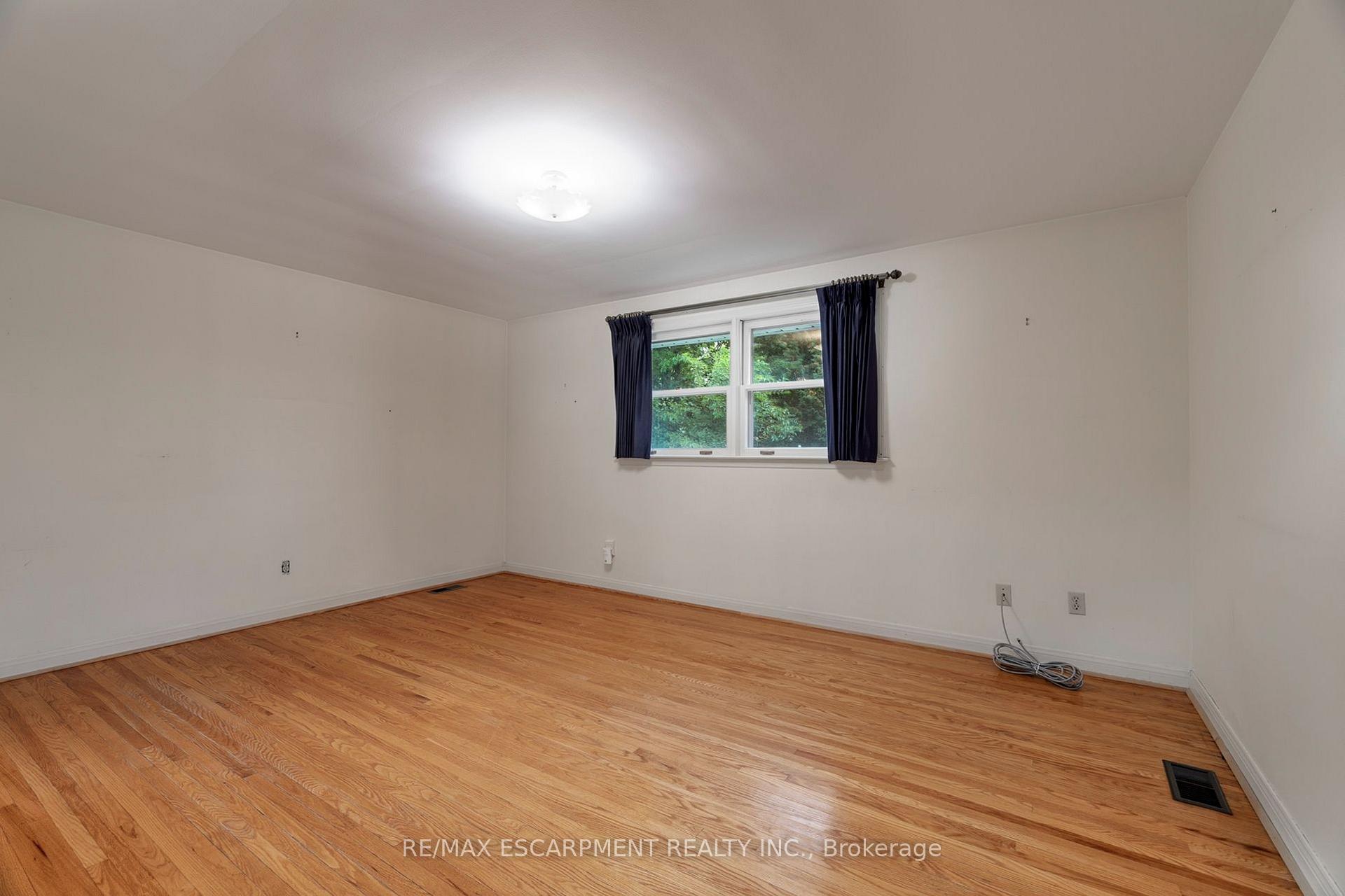 Photo 15 of 99 Runnymede Crescent, London, North J — HOMEH