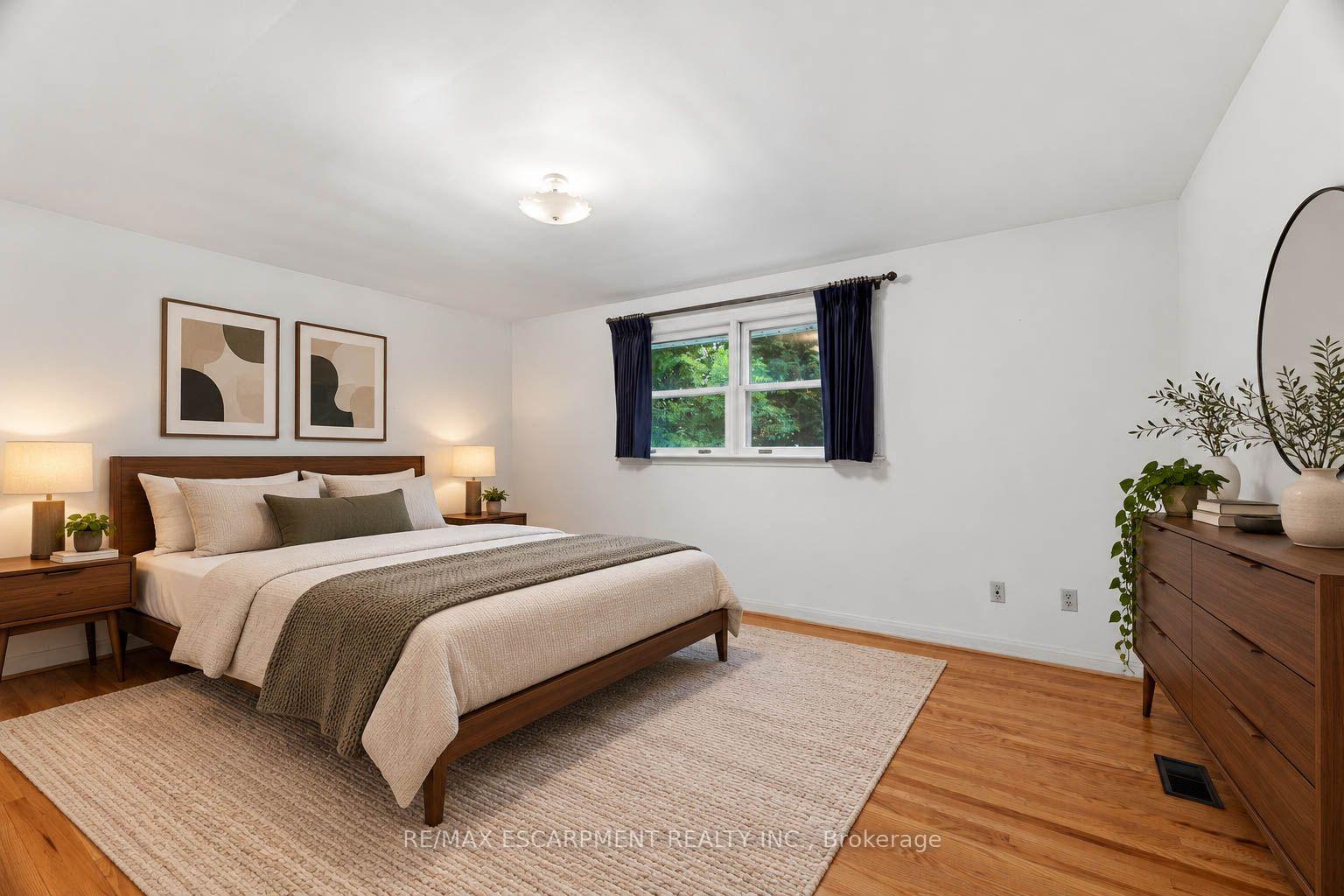 Photo 16 of 99 Runnymede Crescent, London, North J — HOMEH