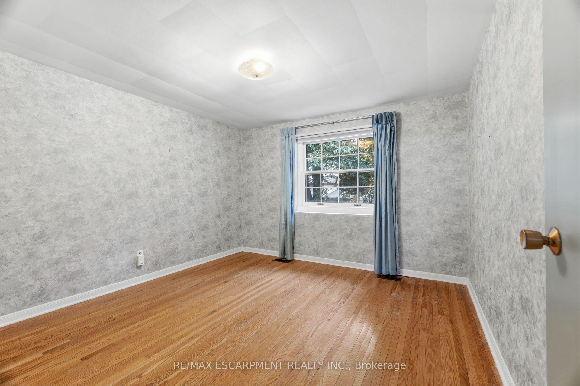Photo 17 of 99 Runnymede Crescent, London, North J — HOMEH