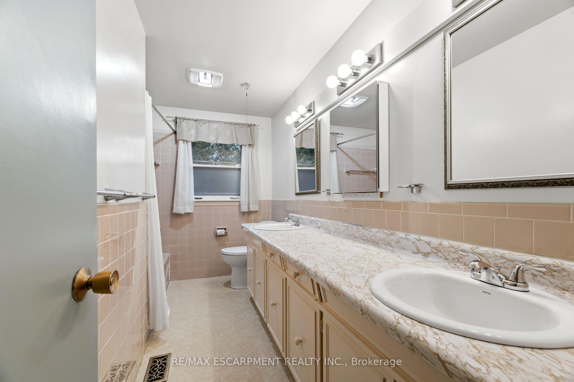 Photo 21 of 99 Runnymede Crescent, London, North J — HOMEH