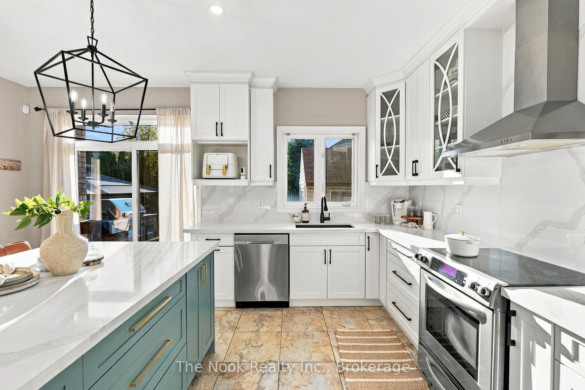 Photo 10 of 39 Serene Court, Whitby, Rolling Acres — HOMEH