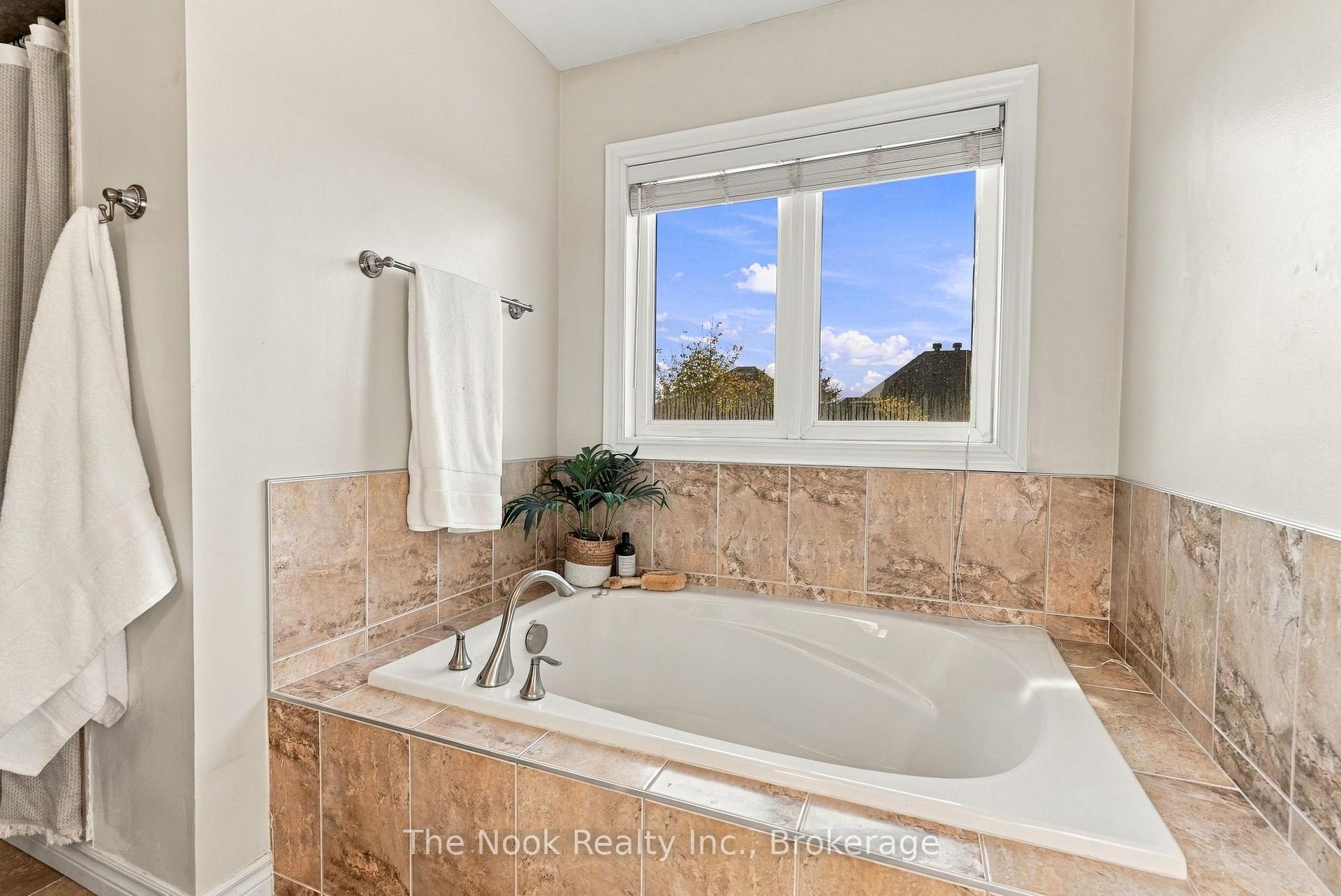 Photo 21 of 39 Serene Court, Whitby, Rolling Acres — HOMEH