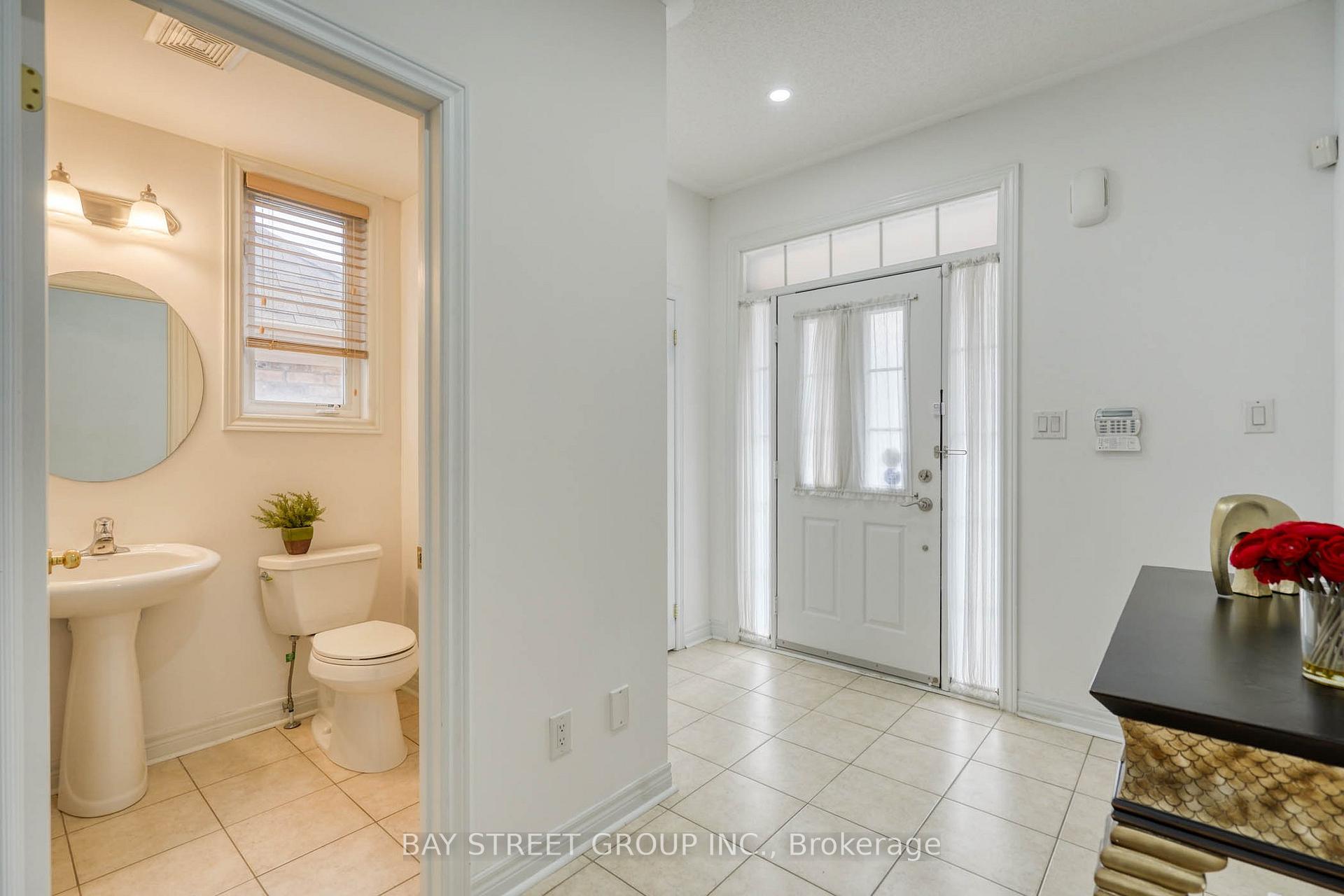 Photo 3 of 82 Prince Of Wales Drive, Markham, Victoria Square — HOMEH