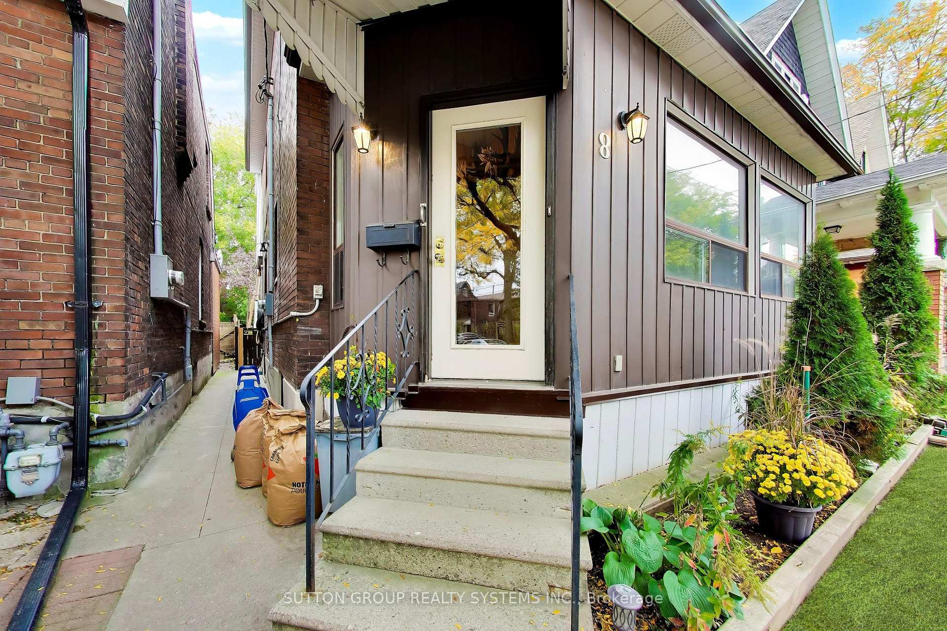 Photo 4 of 8 Alhambra Avenue, Toronto, High Park-Swansea — HOMEH