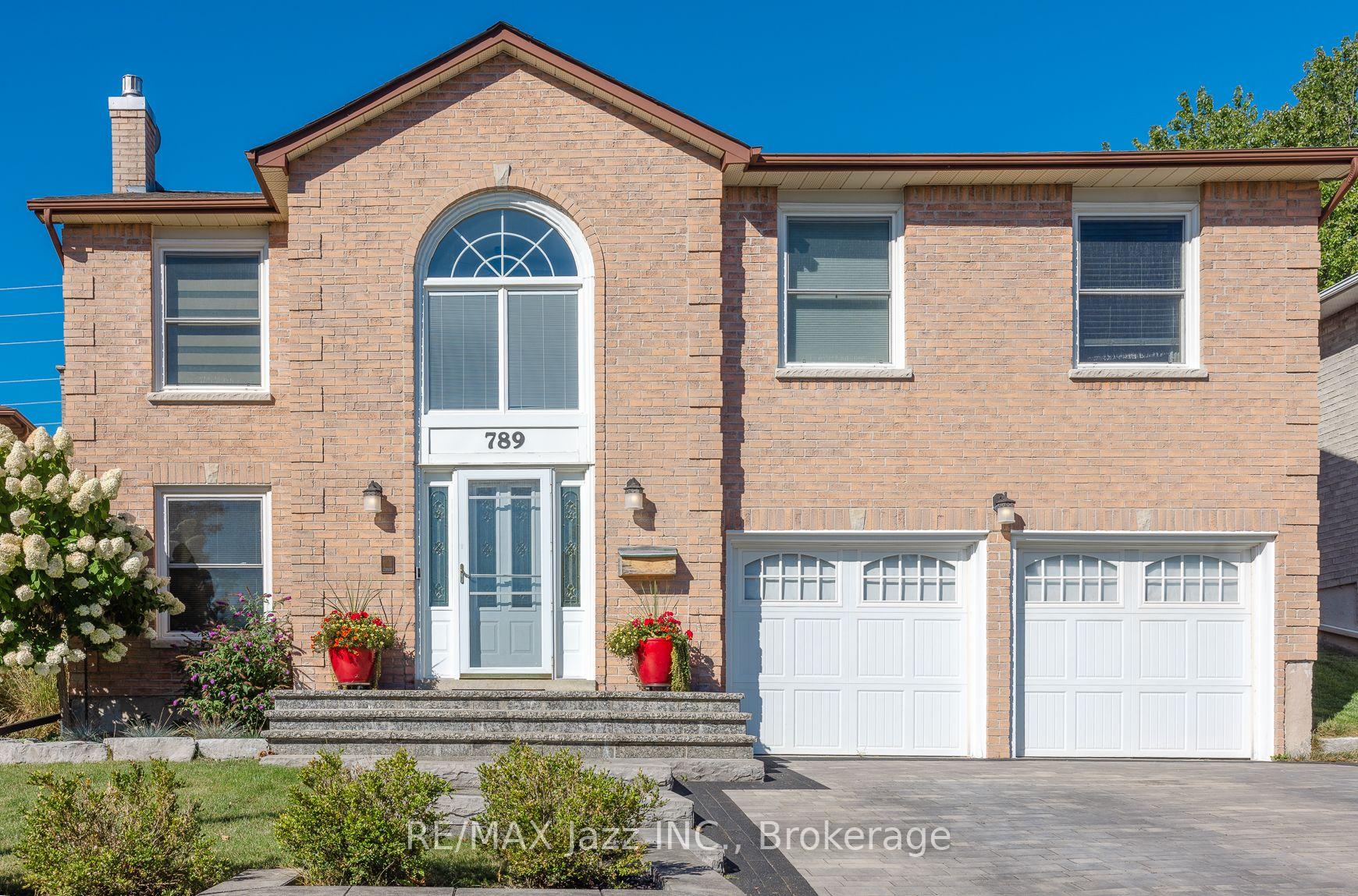 Photo 2 of 789 Lochness Crescent, Oshawa, McLaughlin — HOMEH