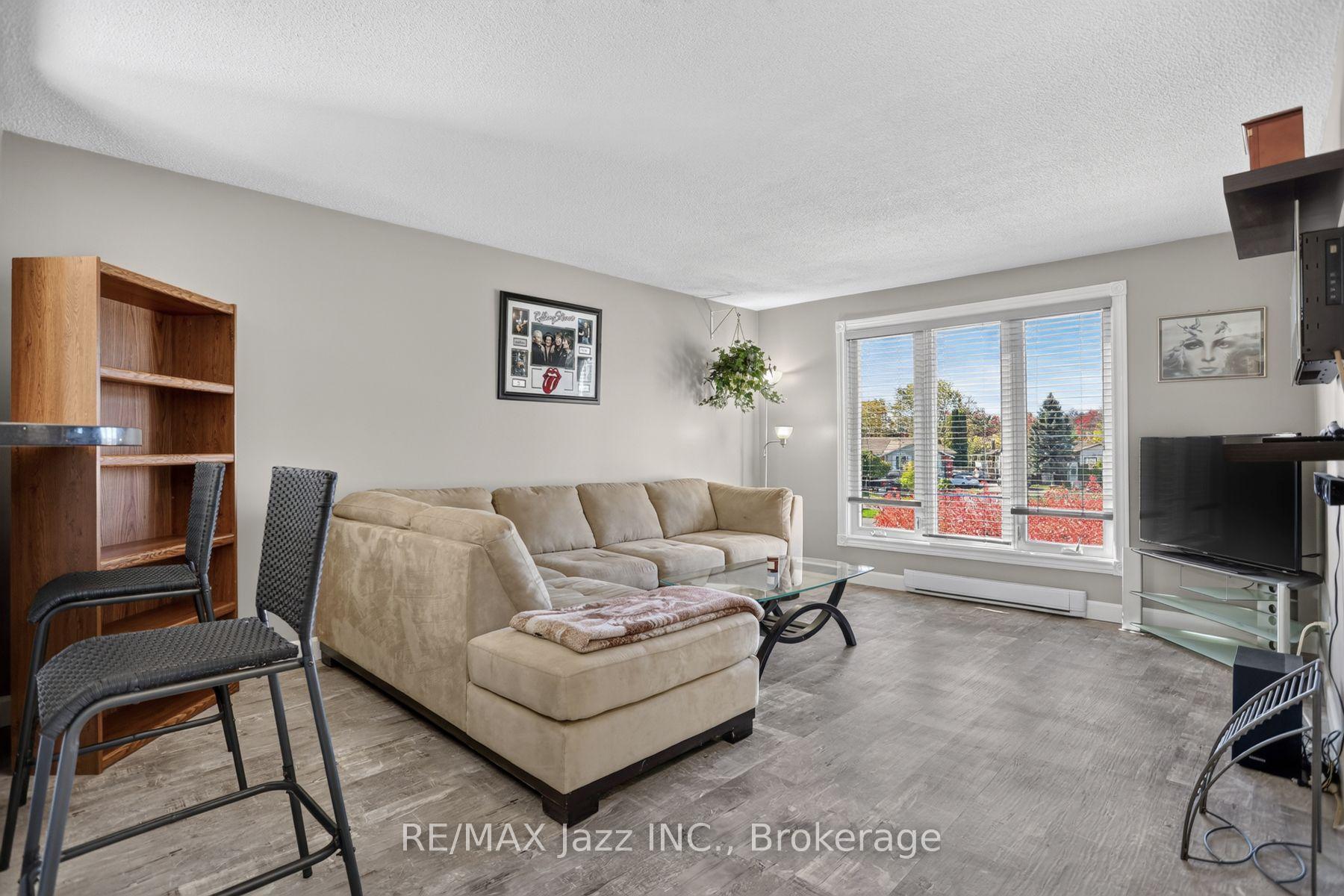 Photo 4 of 691 Attersley Drive, Oshawa, Pinecrest — HOMEH