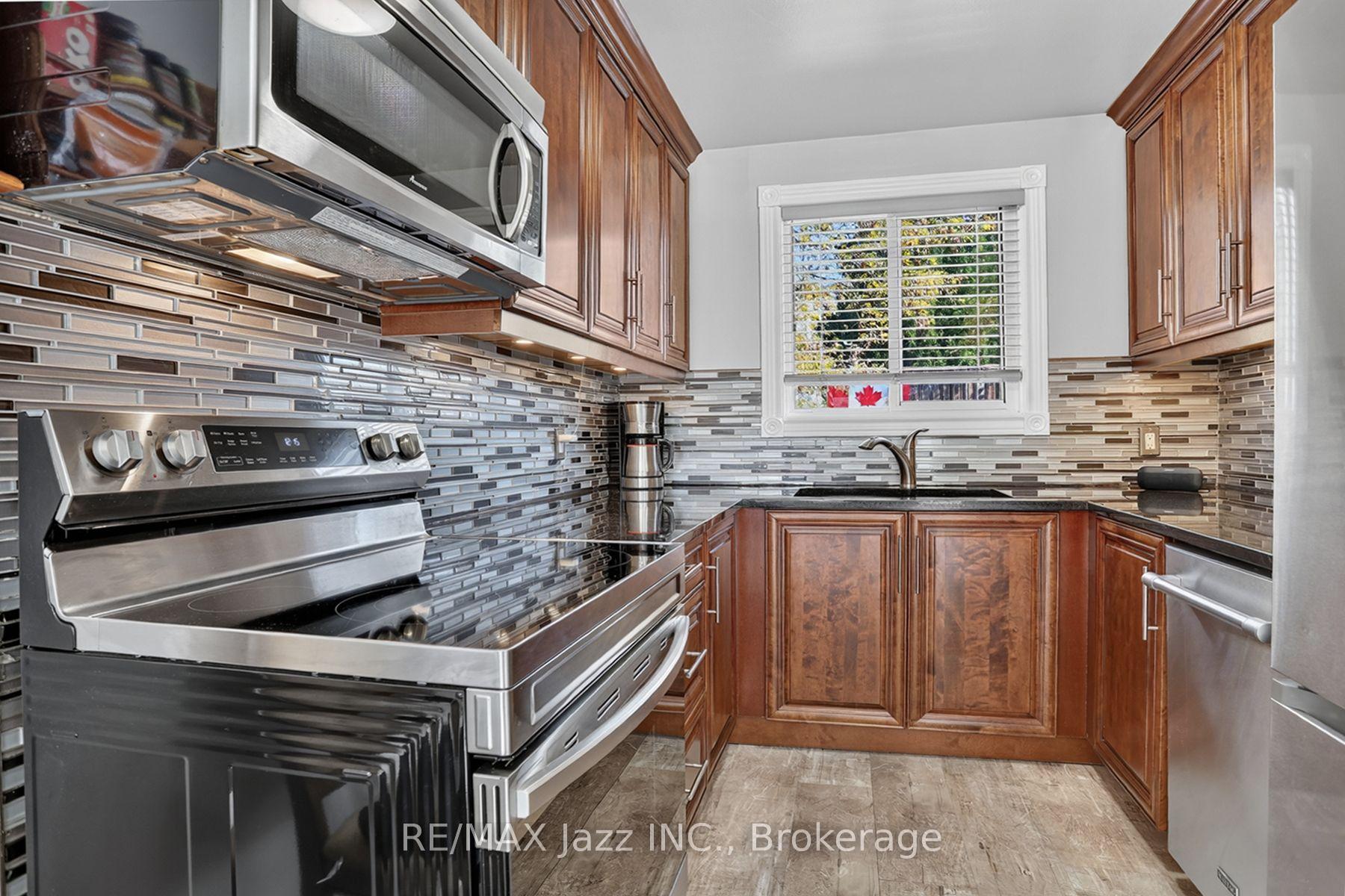 Photo 10 of 691 Attersley Drive, Oshawa, Pinecrest — HOMEH