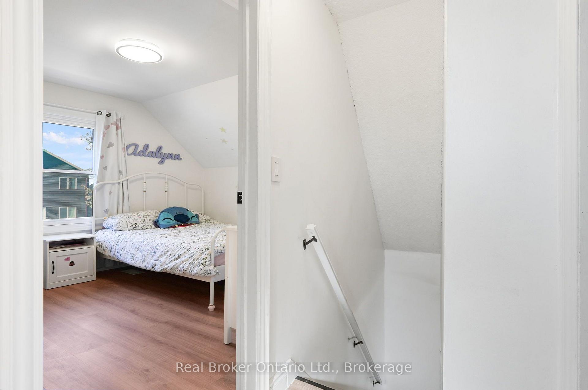 Photo 18 of 23 Barons Avenue N, Hamilton, Homeside — HOMEH