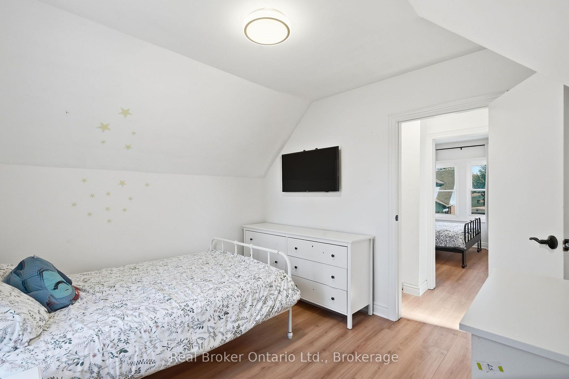 Photo 20 of 23 Barons Avenue N, Hamilton, Homeside — HOMEH