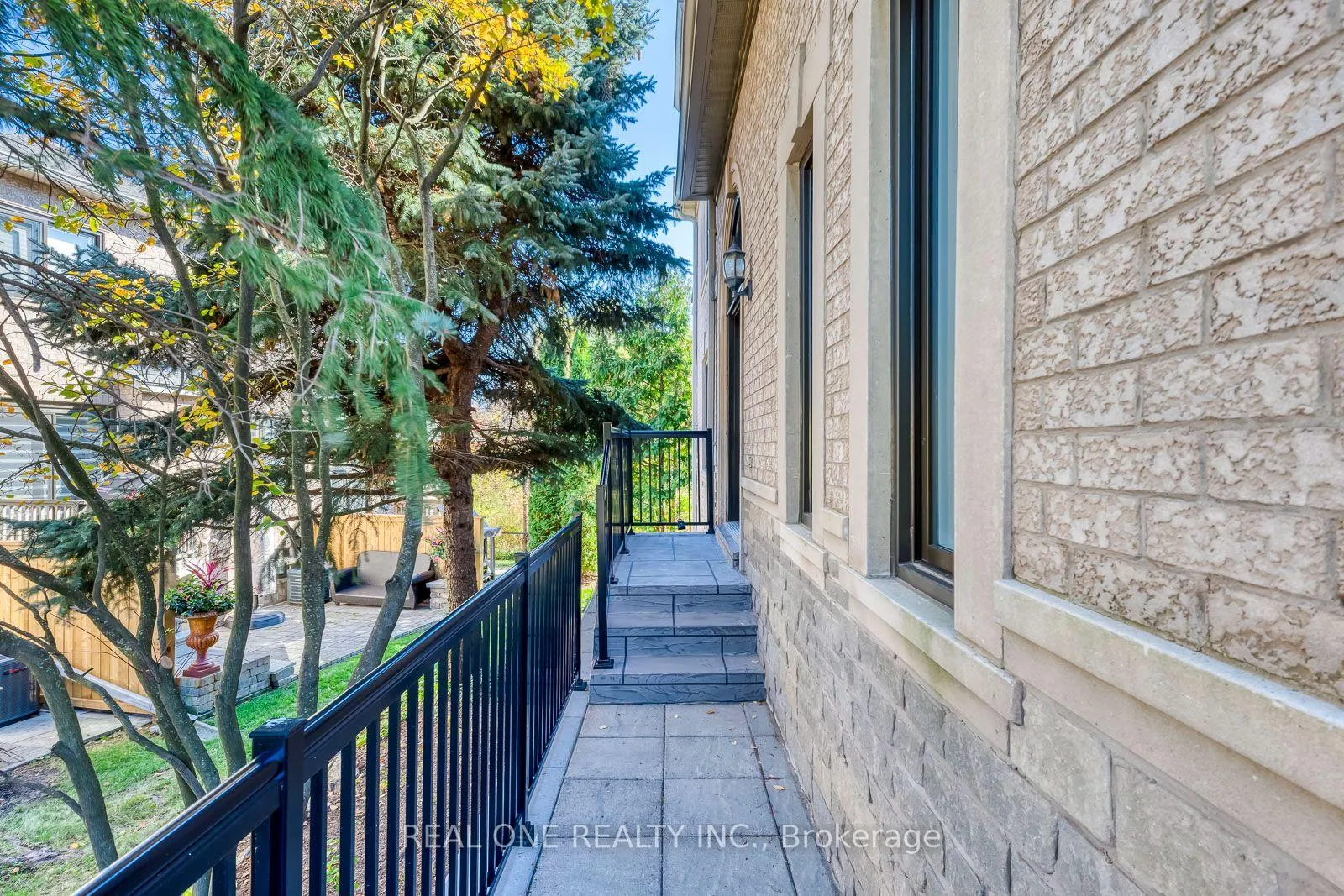 Photo 4 of Unit 68, 2250 Rockingham Drive, Oakville, Joshua Creek — HOMEH