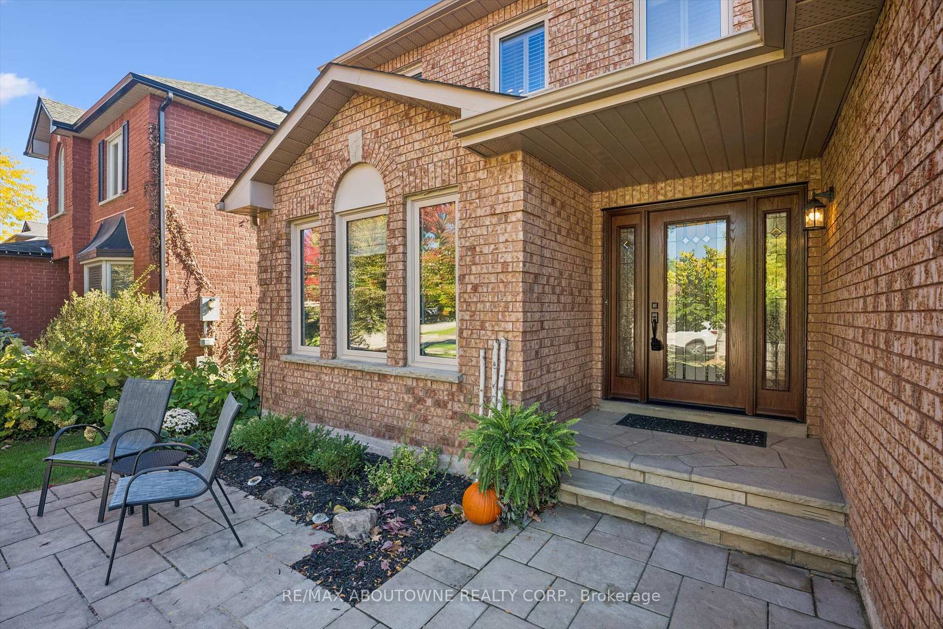 Photo 2 of 2086 Sprucedale Drive, Oakville, River Oaks — HOMEH
