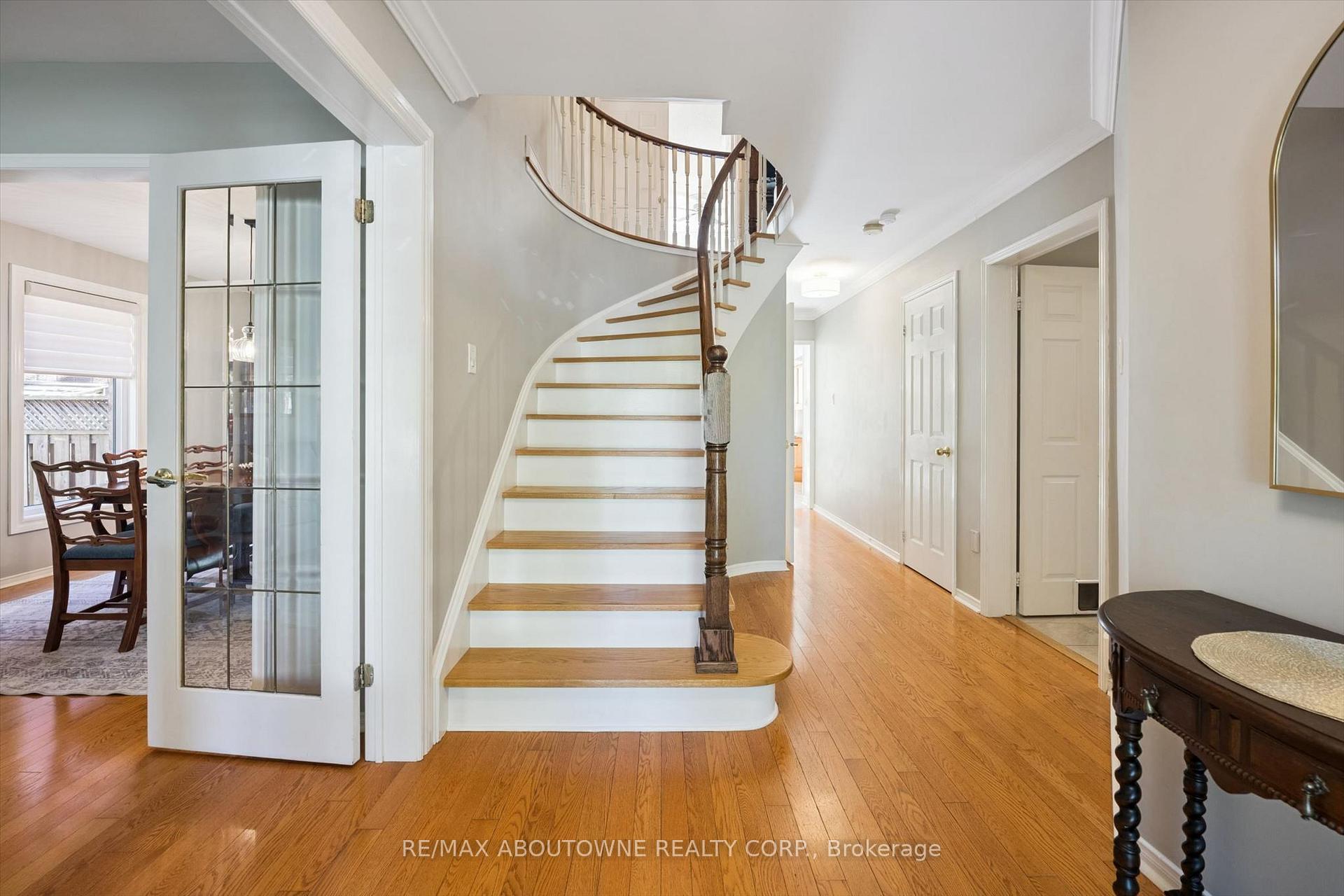 Photo 3 of 2086 Sprucedale Drive, Oakville, River Oaks — HOMEH
