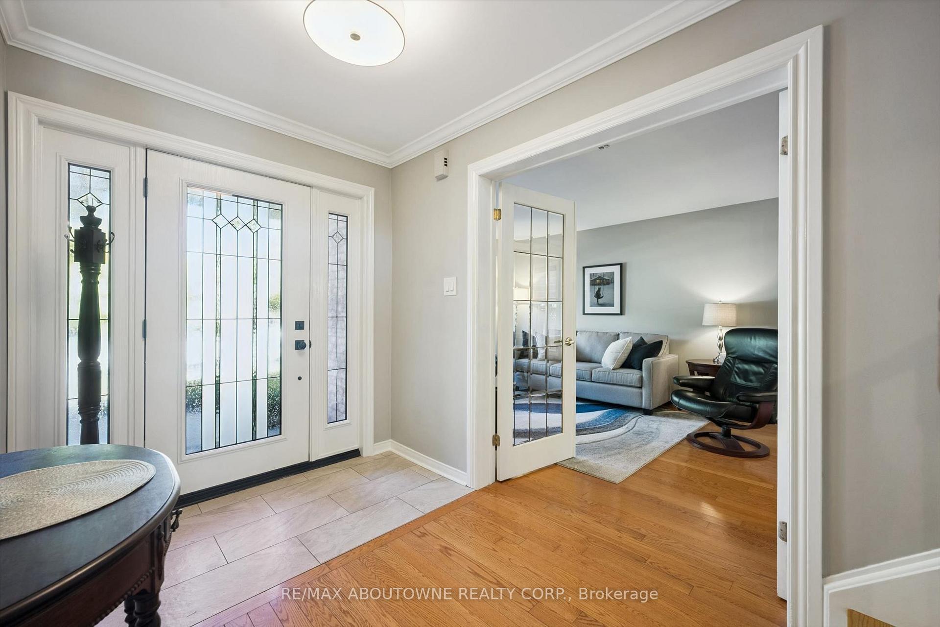 Photo 4 of 2086 Sprucedale Drive, Oakville, River Oaks — HOMEH