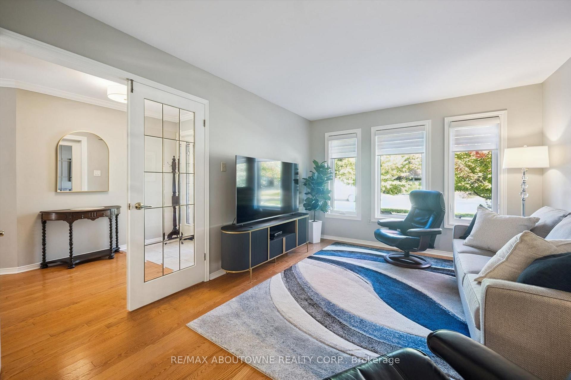 Photo 5 of 2086 Sprucedale Drive, Oakville, River Oaks — HOMEH