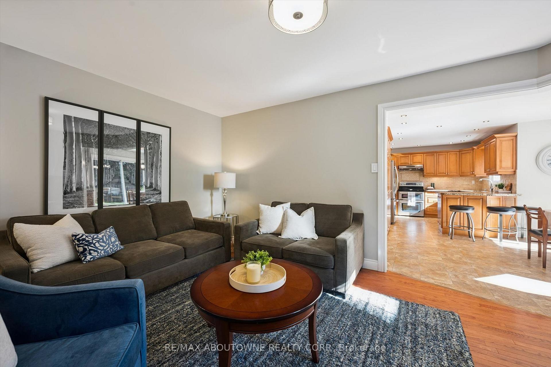 Photo 10 of 2086 Sprucedale Drive, Oakville, River Oaks — HOMEH