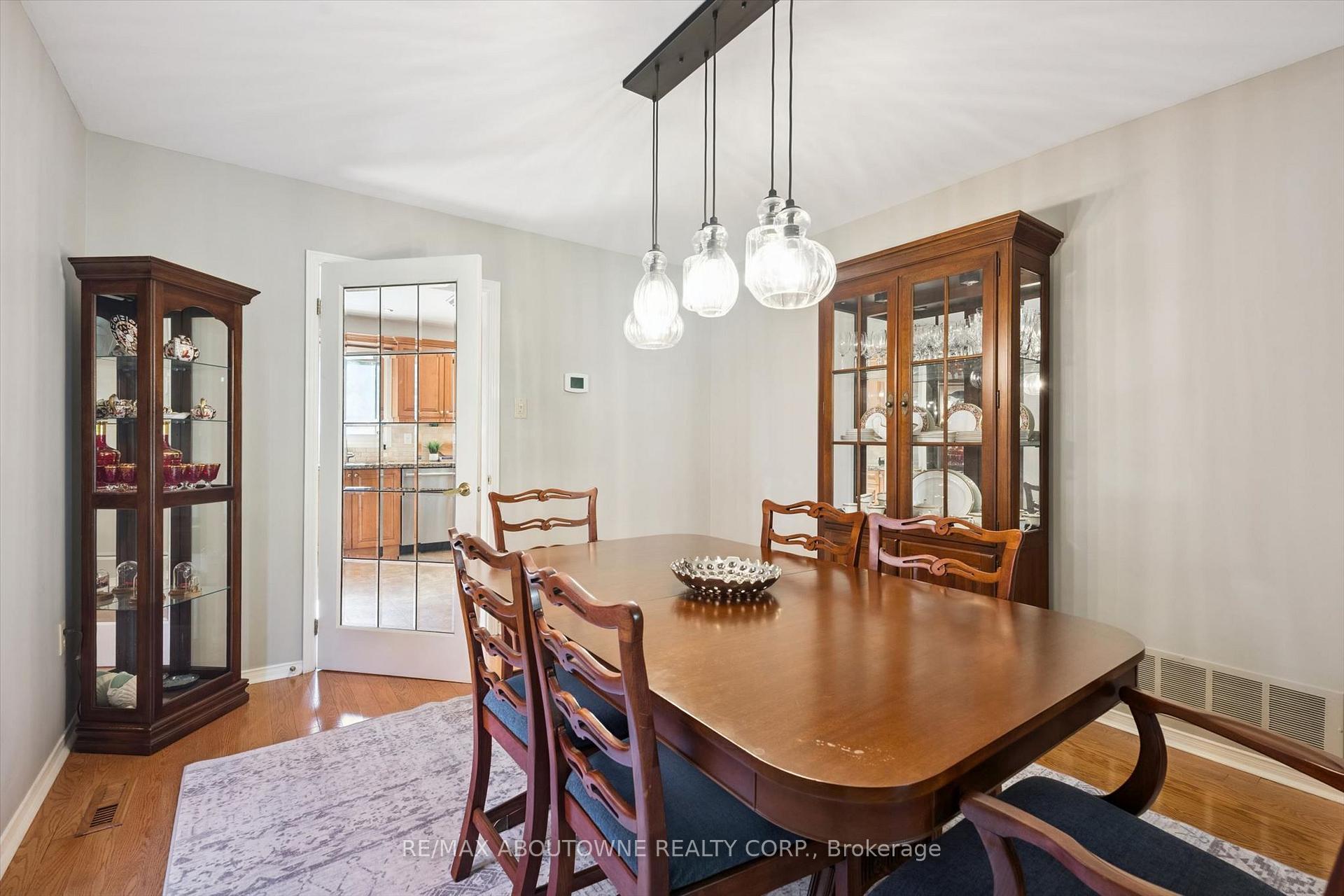 Photo 8 of 2086 Sprucedale Drive, Oakville, River Oaks — HOMEH