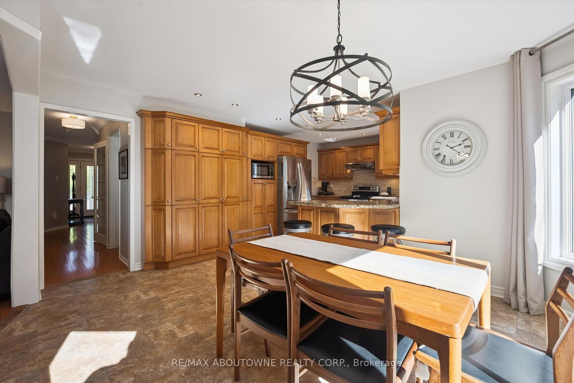 Photo 12 of 2086 Sprucedale Drive, Oakville, River Oaks — HOMEH