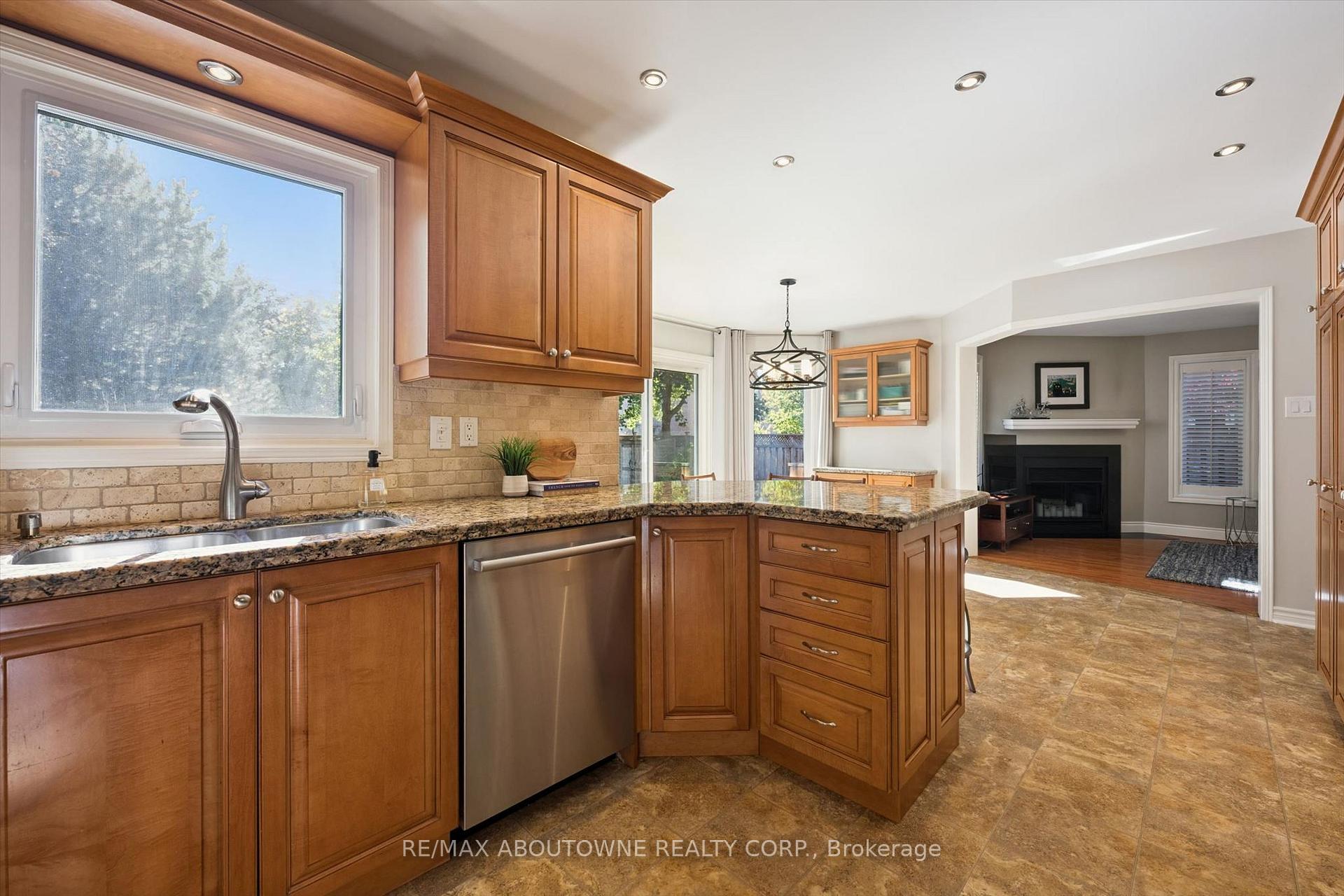Photo 13 of 2086 Sprucedale Drive, Oakville, River Oaks — HOMEH