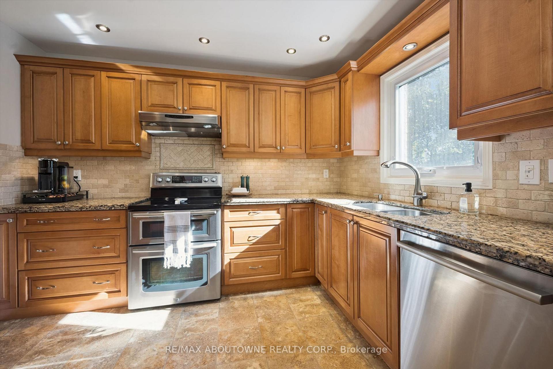 Photo 14 of 2086 Sprucedale Drive, Oakville, River Oaks — HOMEH