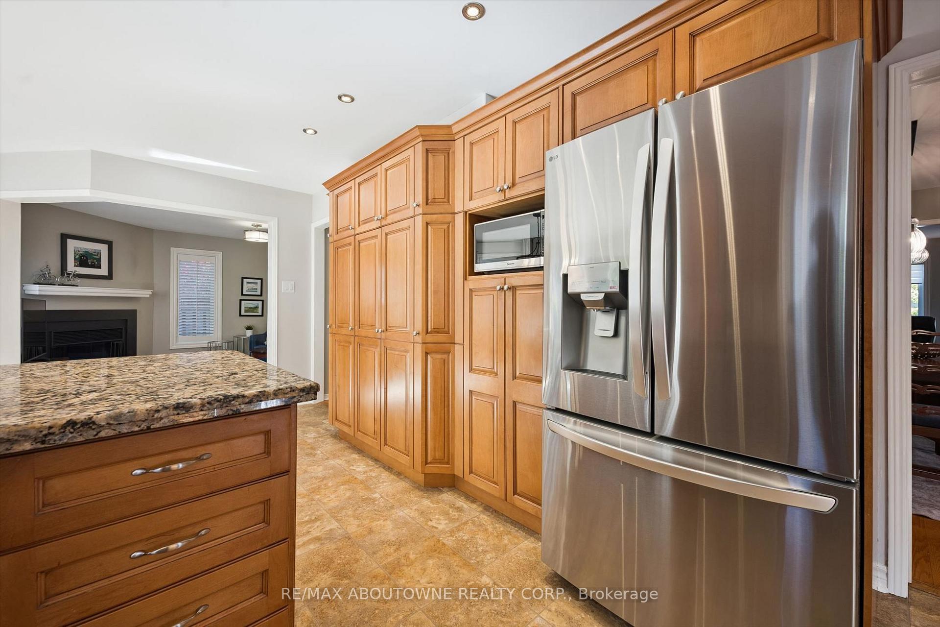 Photo 15 of 2086 Sprucedale Drive, Oakville, River Oaks — HOMEH