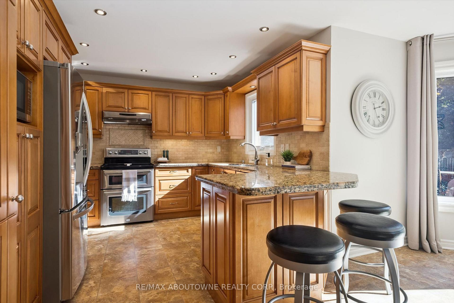 Photo 16 of 2086 Sprucedale Drive, Oakville, River Oaks — HOMEH
