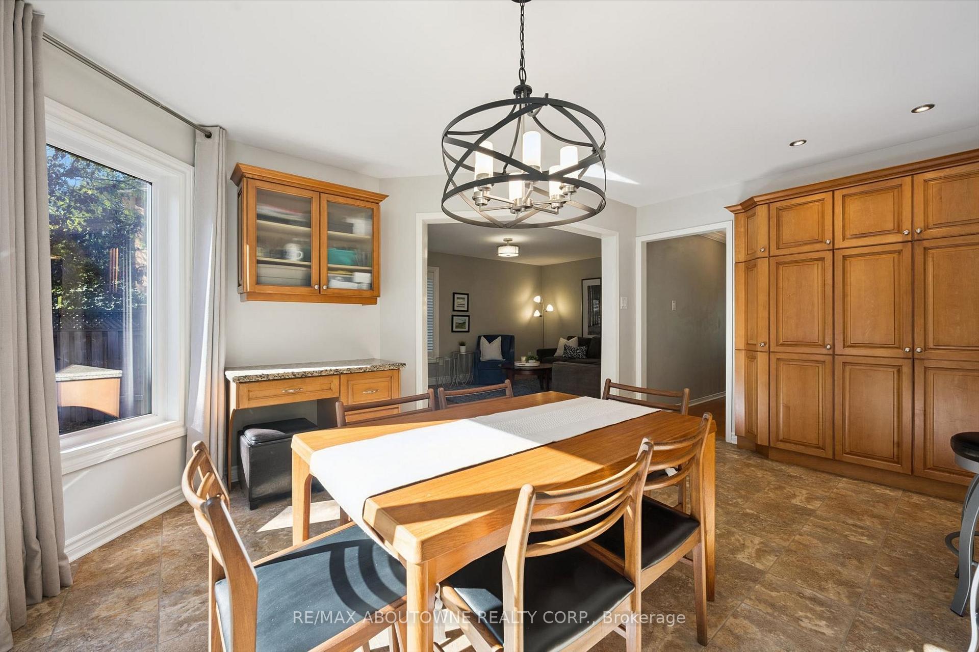Photo 17 of 2086 Sprucedale Drive, Oakville, River Oaks — HOMEH