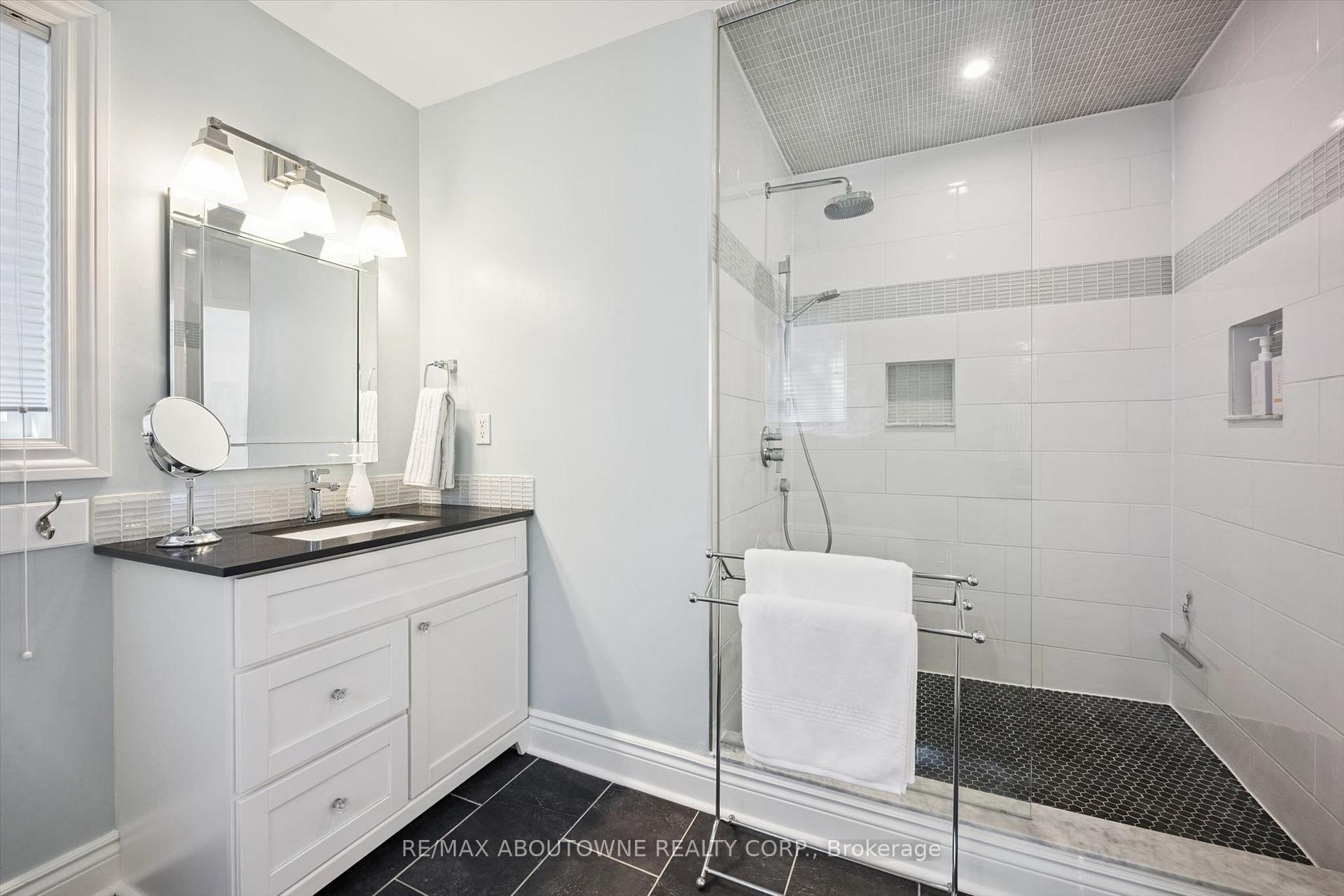 Photo 26 of 2086 Sprucedale Drive, Oakville, River Oaks — HOMEH