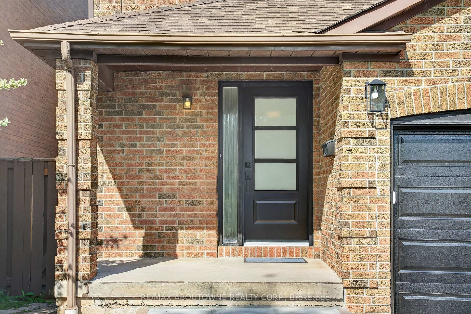Photo 2 of 4353 Sawmill Valley Drive, Mississauga, Erin Mills — HOMEH