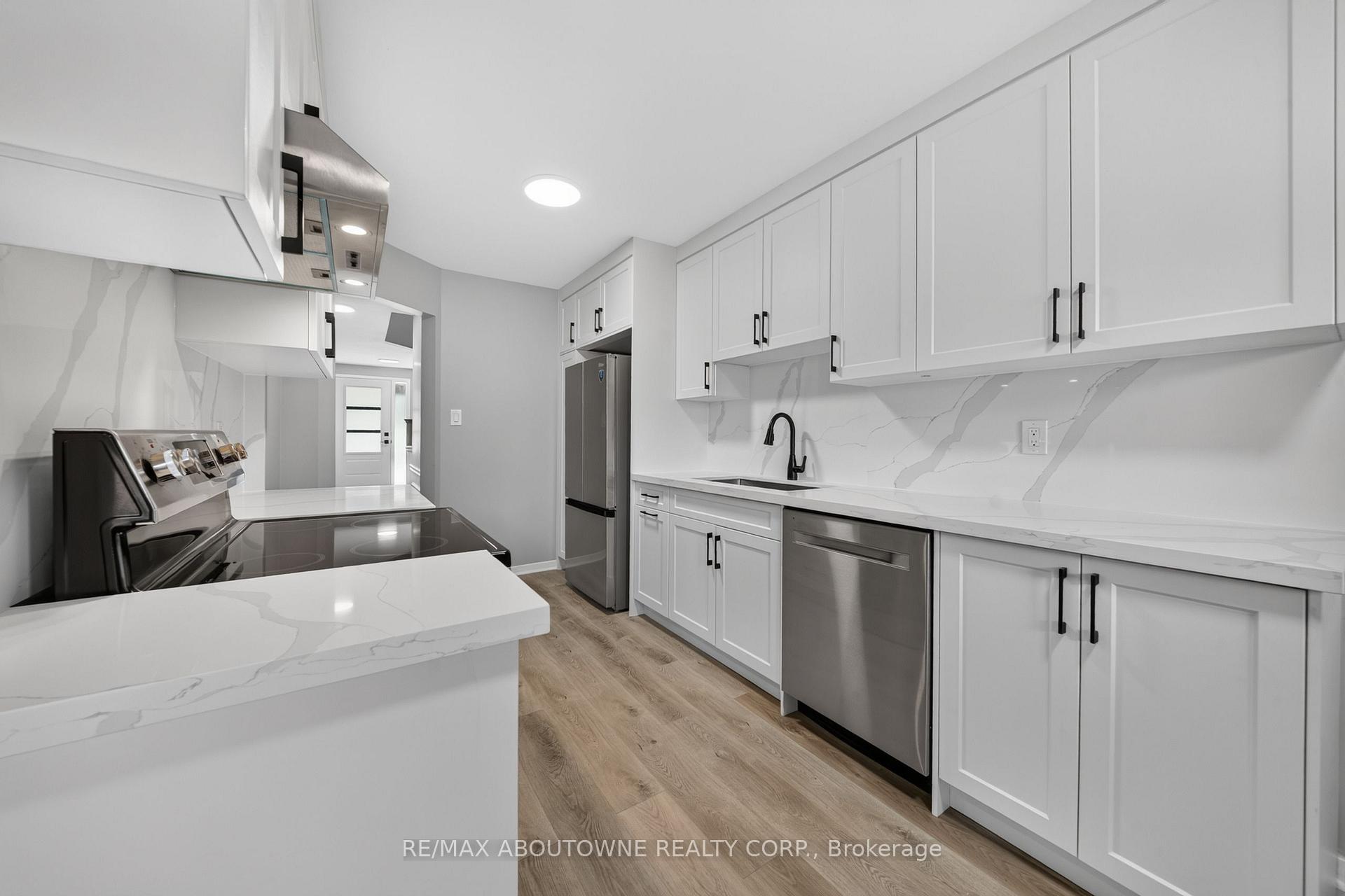 Photo 3 of 4353 Sawmill Valley Drive, Mississauga, Erin Mills — HOMEH