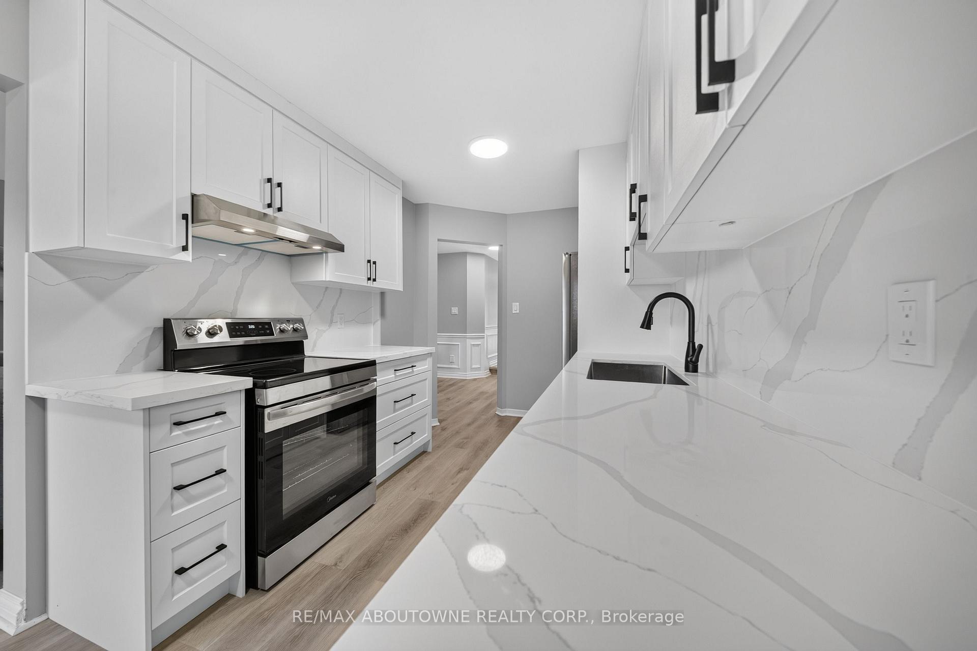 Photo 4 of 4353 Sawmill Valley Drive, Mississauga, Erin Mills — HOMEH
