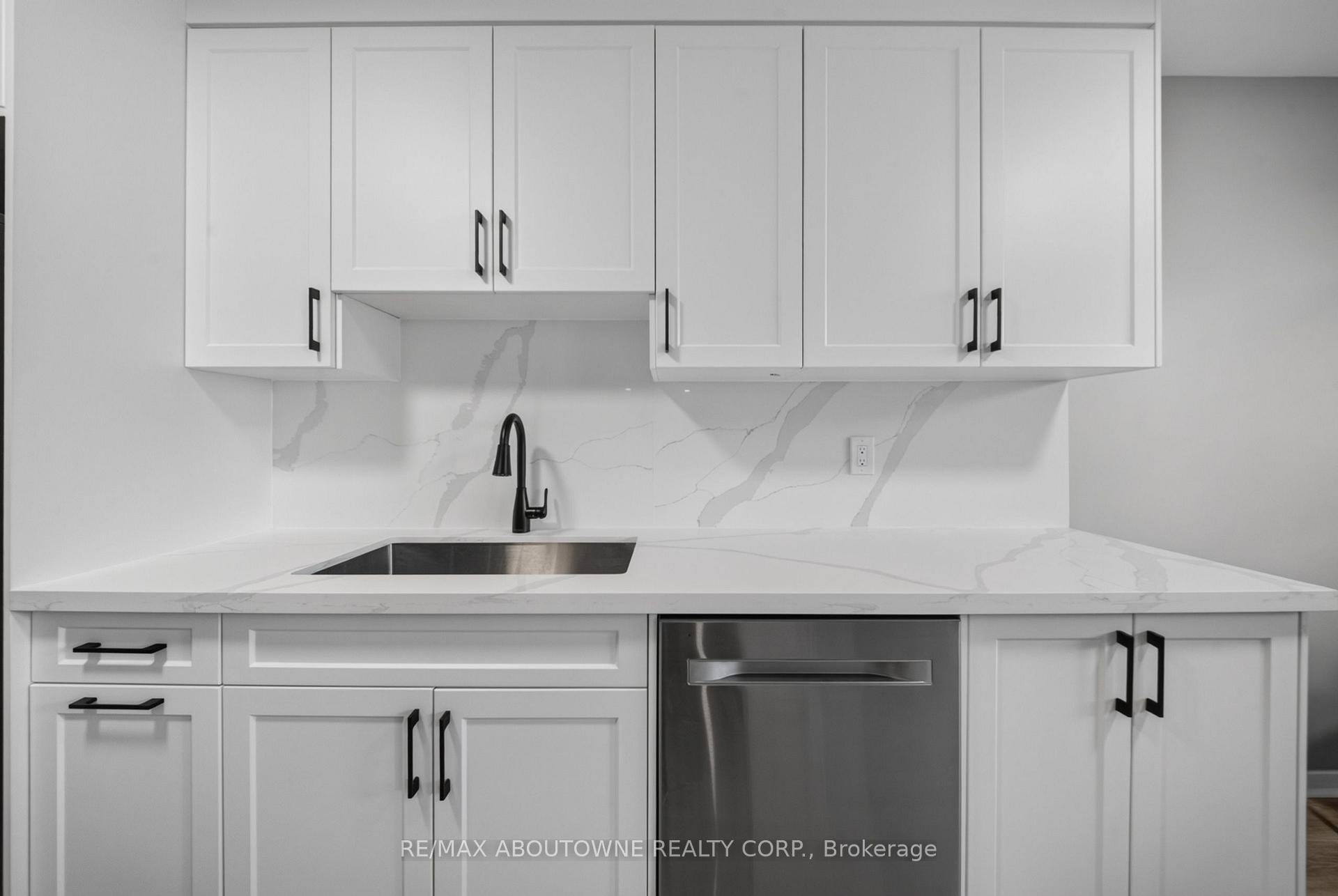 Photo 5 of 4353 Sawmill Valley Drive, Mississauga, Erin Mills — HOMEH