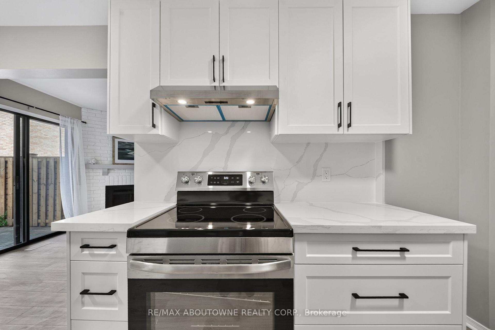 Photo 8 of 4353 Sawmill Valley Drive, Mississauga, Erin Mills — HOMEH